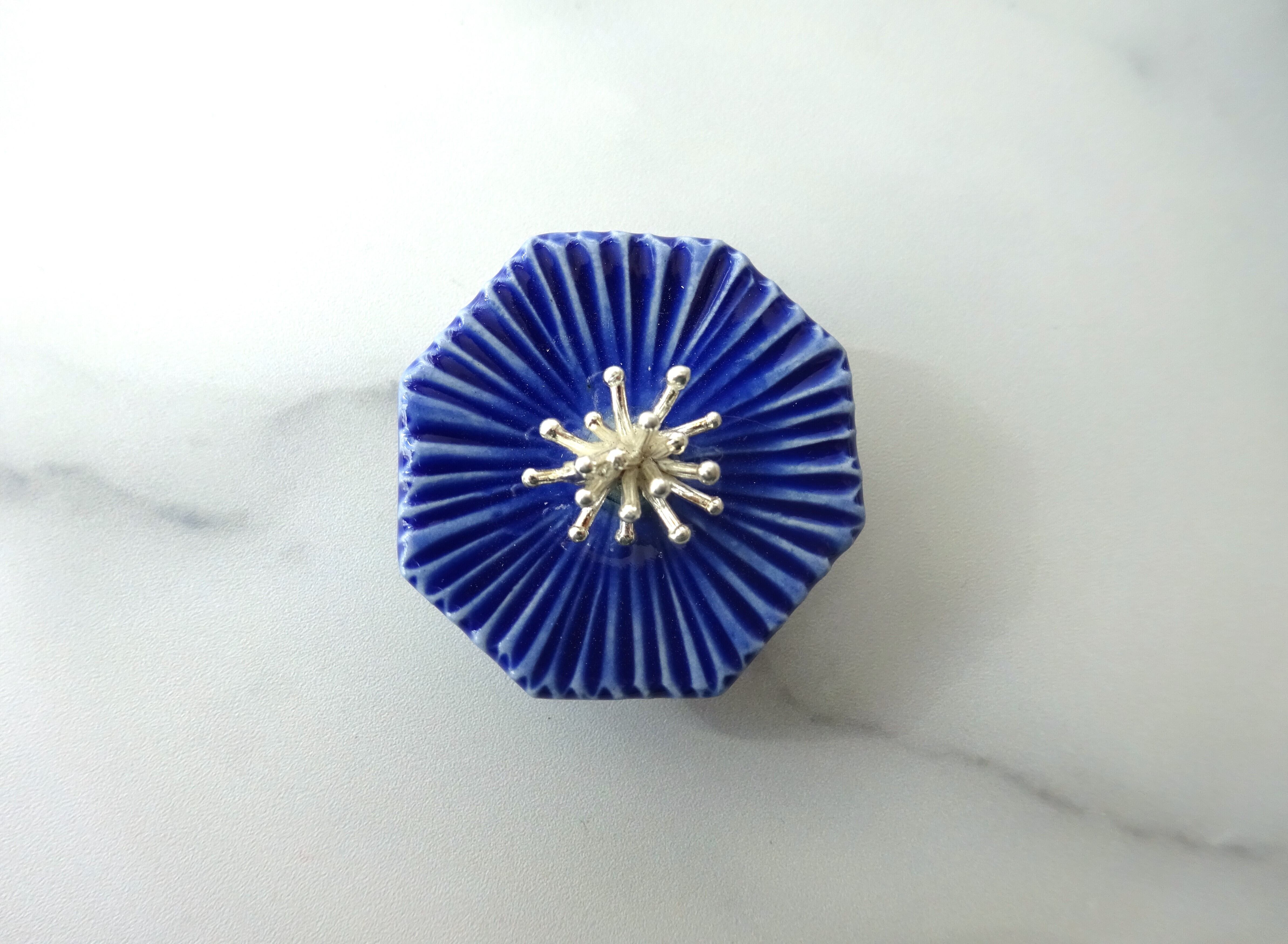 花のbroach（ミヤコワスレ）青
