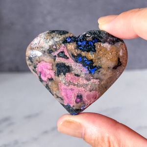 ピンクコバルトカルサイト in ラピスラズリ ハート