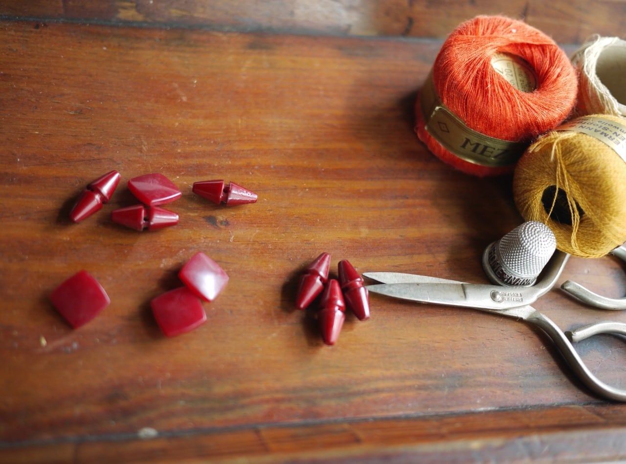 臙脂色 四角いボタンとトグルボタン10PCS ヴィンテージプラスチック