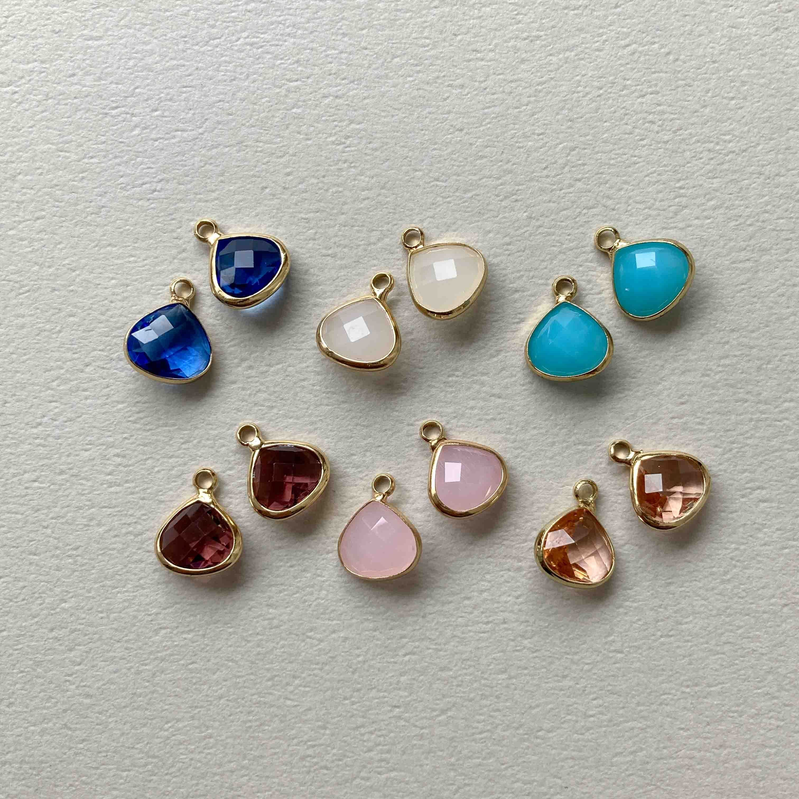 再入荷〉カット入り三角ガラスチャーム | Dua-アクセサリーパーツショップ