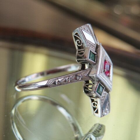 アンティーク　和デコスタイル　サンプラチナに合成ルビーと碧石の彫金リング