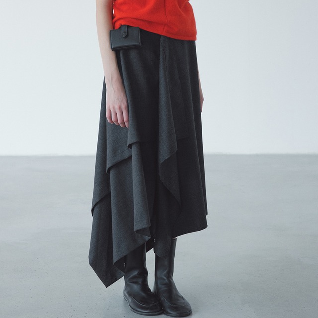 Asymmetric skirt