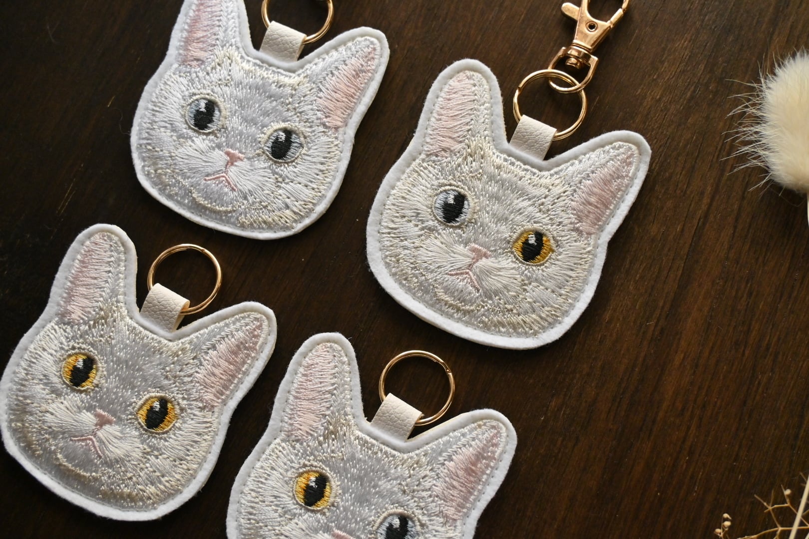 白猫ちゃんのキーホルダー【短毛】 | 猫と暮らす洋裁店