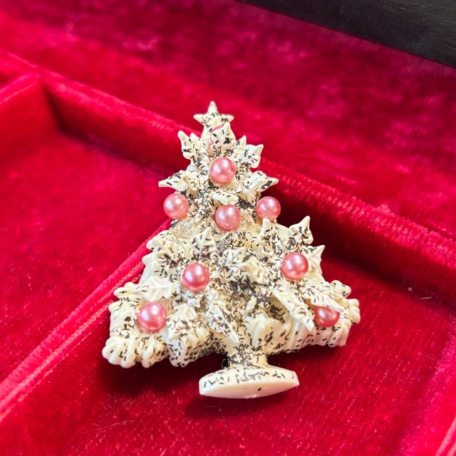 Christmas white tree brooch