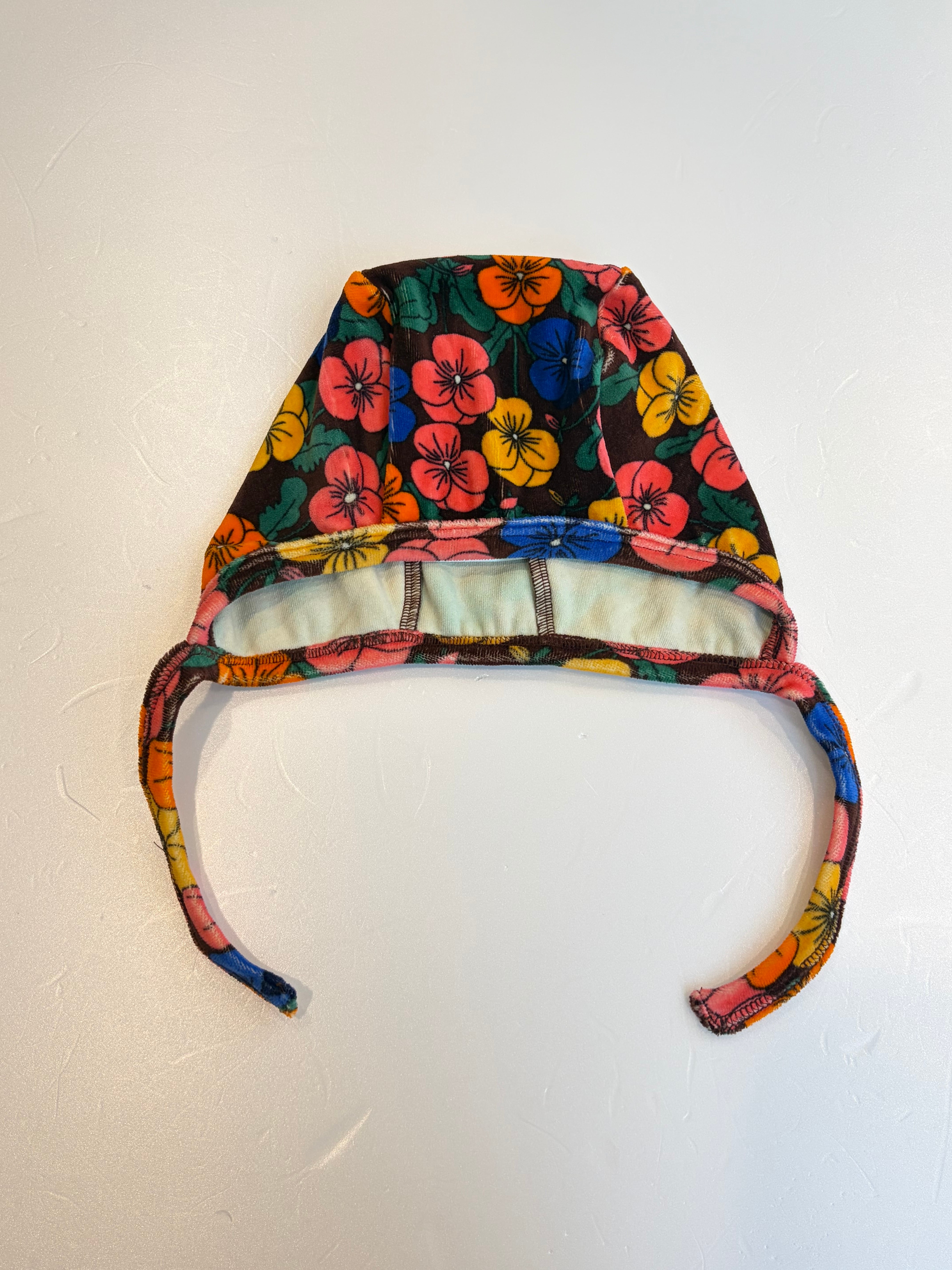 【26AW】minirodini(ミニロディーニ)Violas aop veelor baby helmet multi(44-46/48-50)帽子 ベビー ボンネット 花柄 ベロア