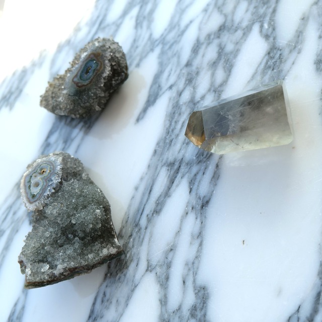 【心と現実を再生する癒しと調和の結晶】プラシオライト（グリーンアメシスト） スタラクタイト　クラスター G3_2