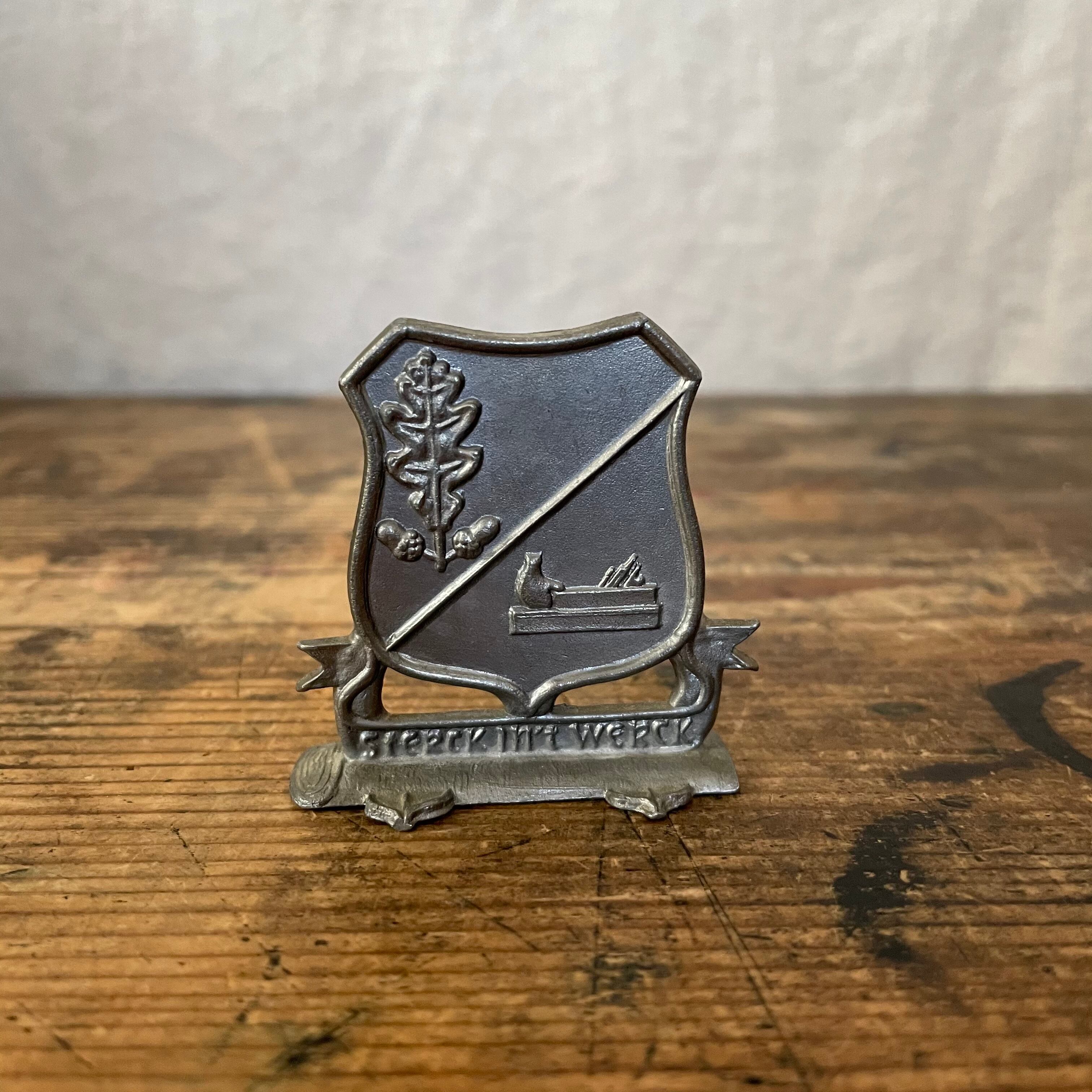 ピューターの紋章飾り