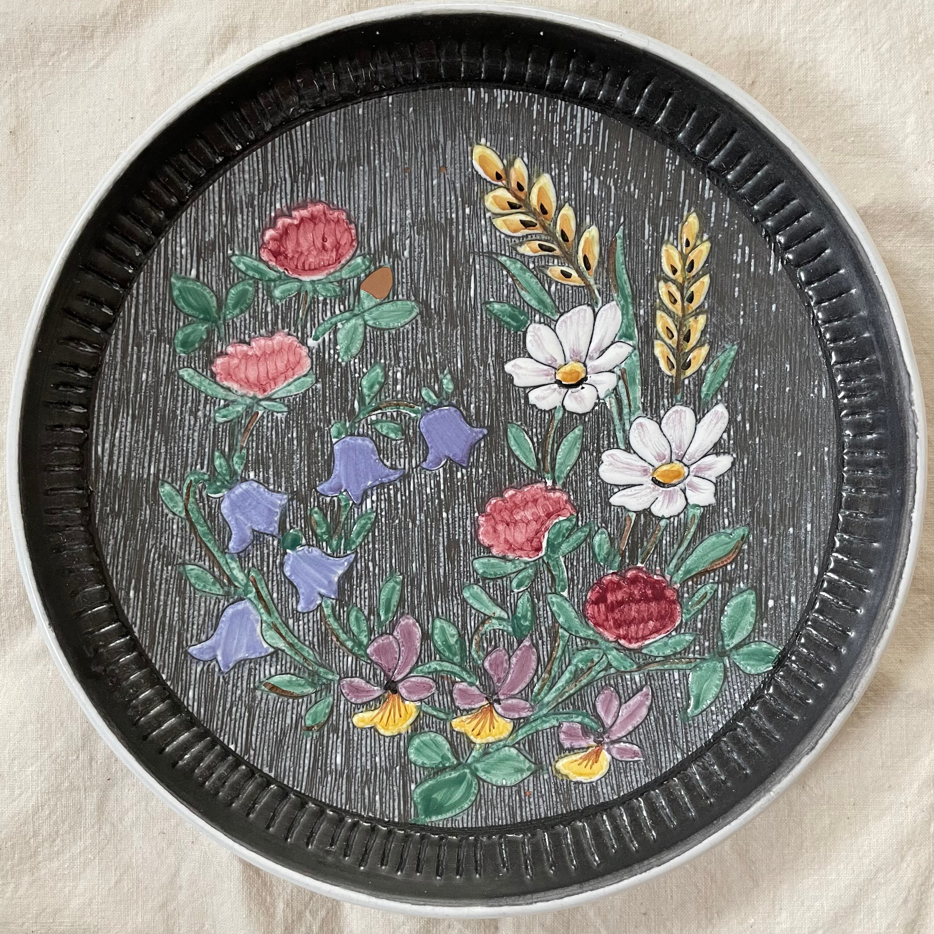 華やかな花たちの飾り皿