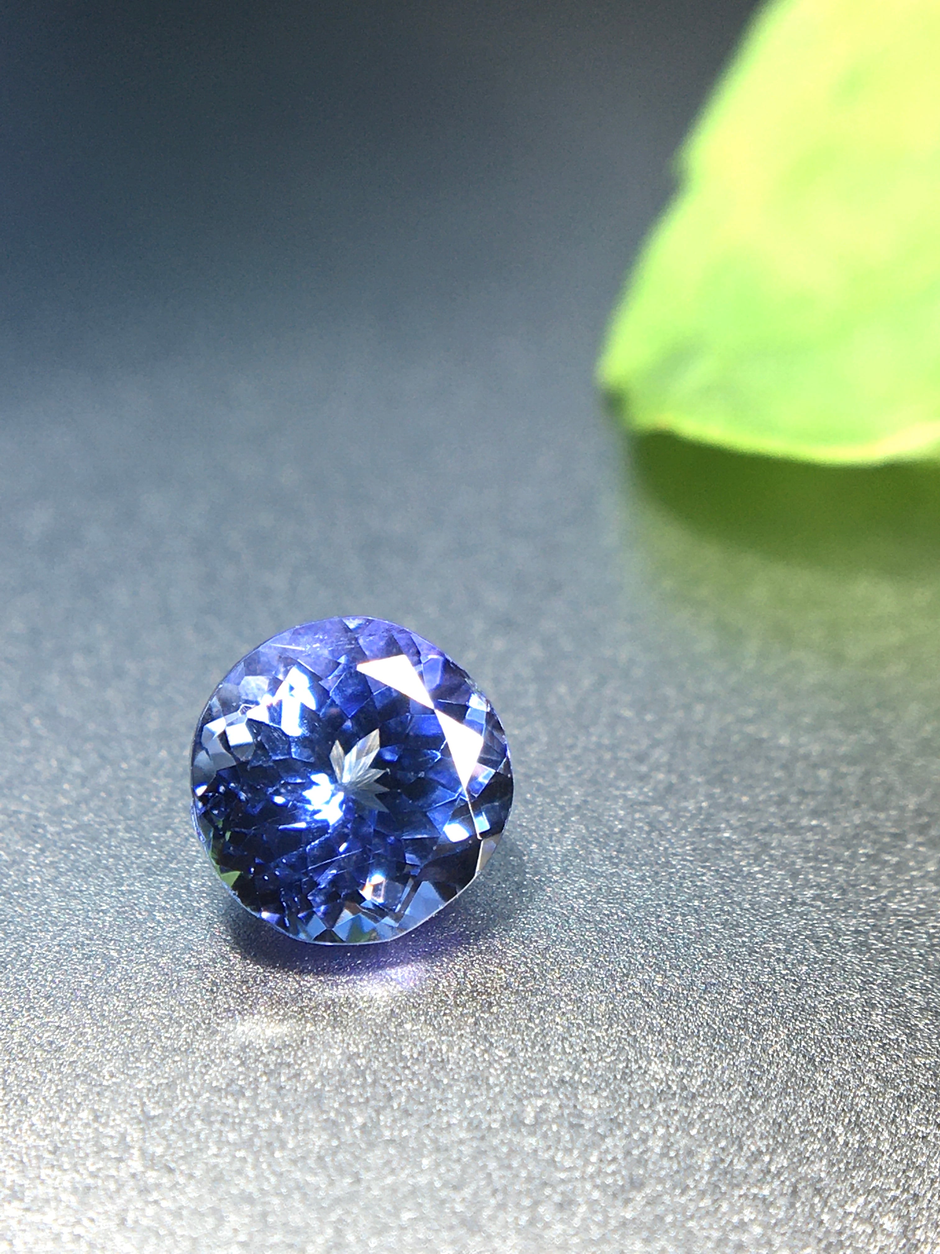 鋭利な輝きと妖艶な蒼色 0.7ct UP 天然 非加熱 タンザナイト ルース | Frederick’s Gems&Jewelry powered  by BASE