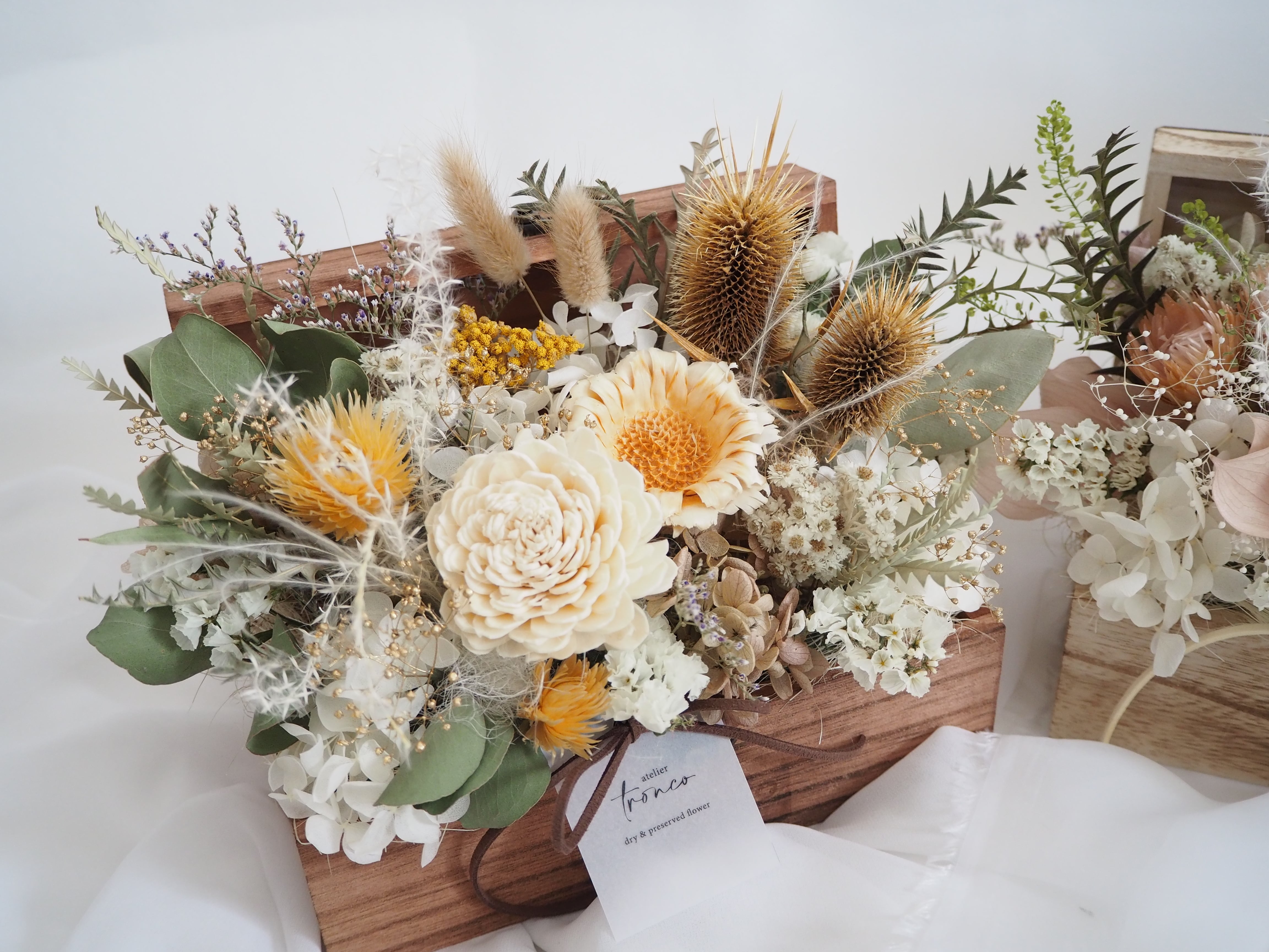 こっくりラテベージュなドライフラワーアレンジ box arrangement