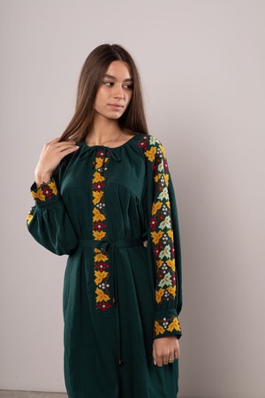 ウクライナ刺繍ヴィシヴァンカ・クラシック クロスステッチ　手刺繍　ブラウス　麻　レディース・フリーサイズ