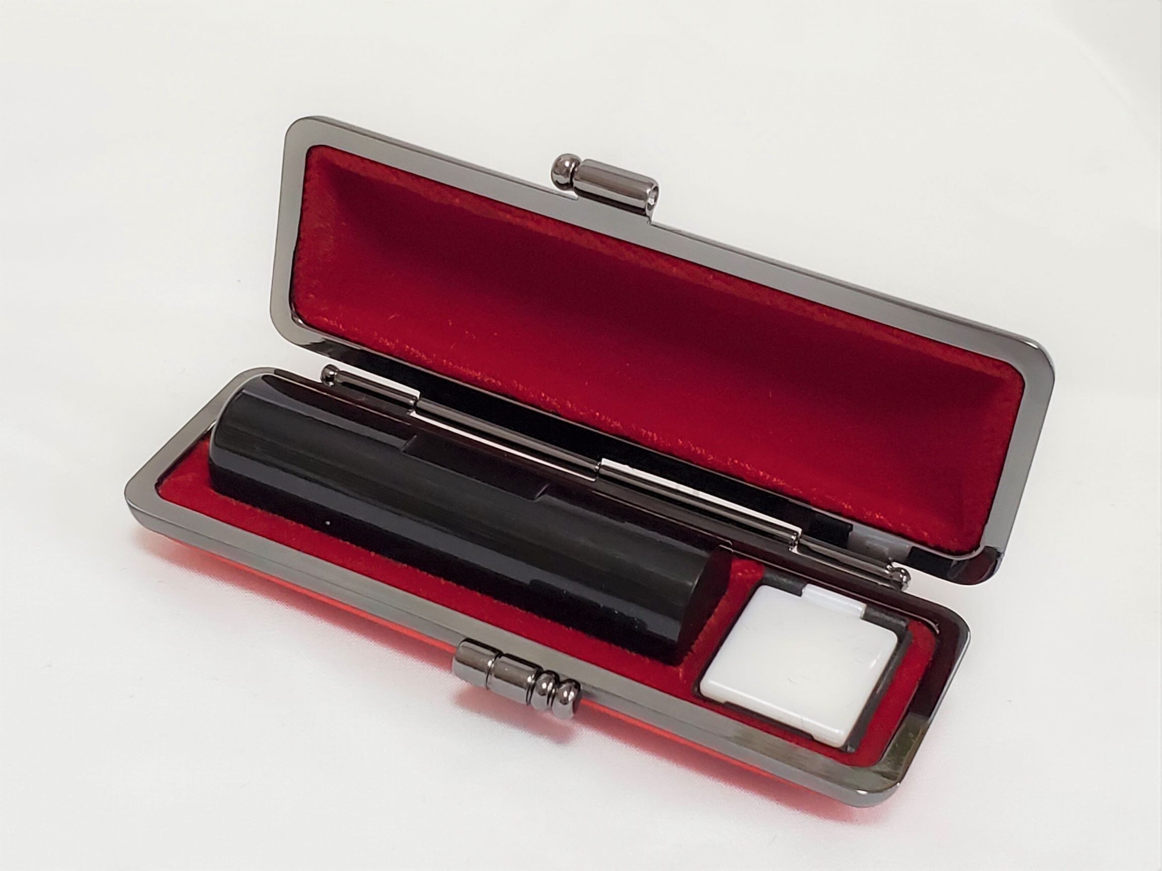 女性用実印　13,5ミリ丸　高級印材の黒水牛(芯持ち)＋ソフト牛革ケース(赤)＋書体