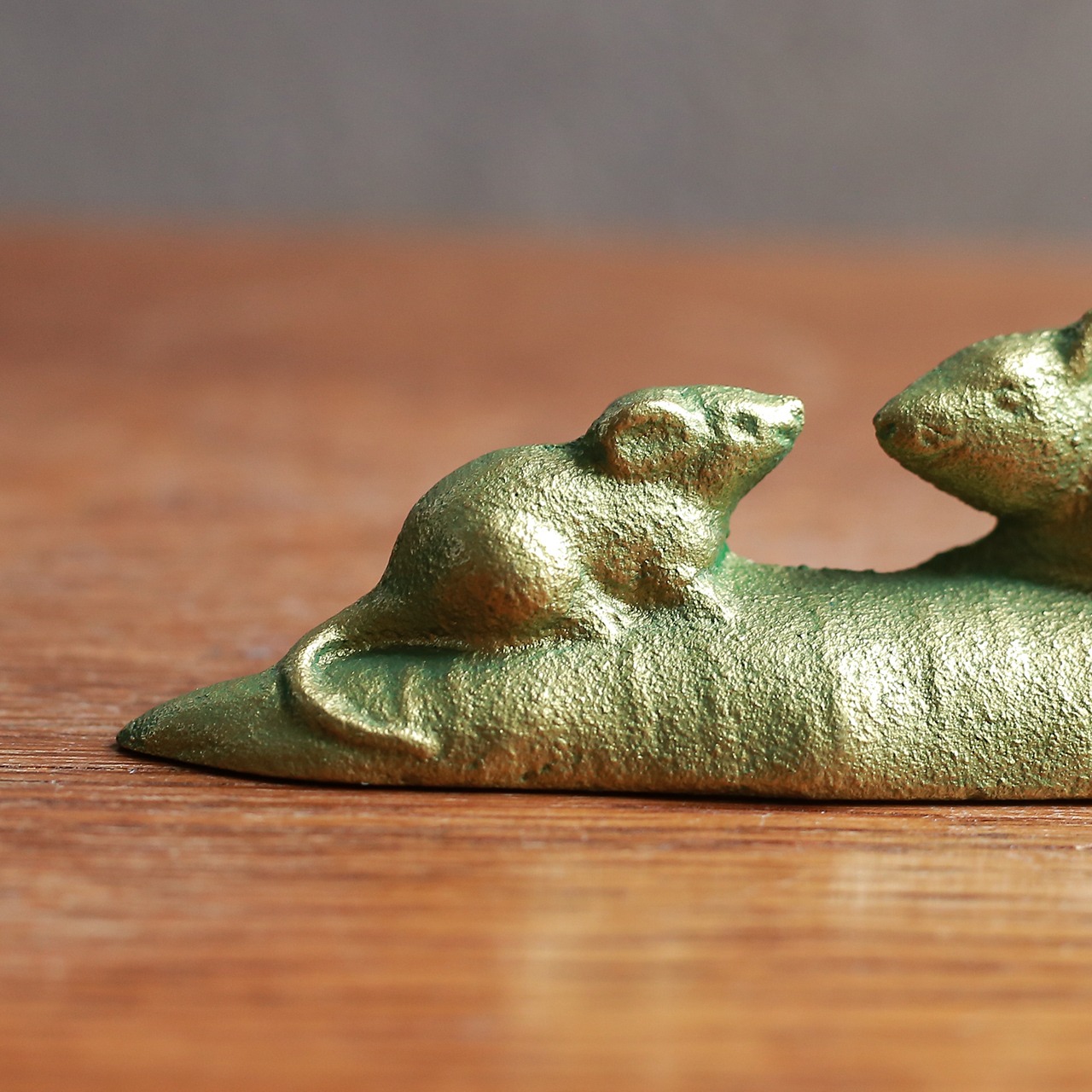 ネズミの親子の、かわいいペーパーウェイト