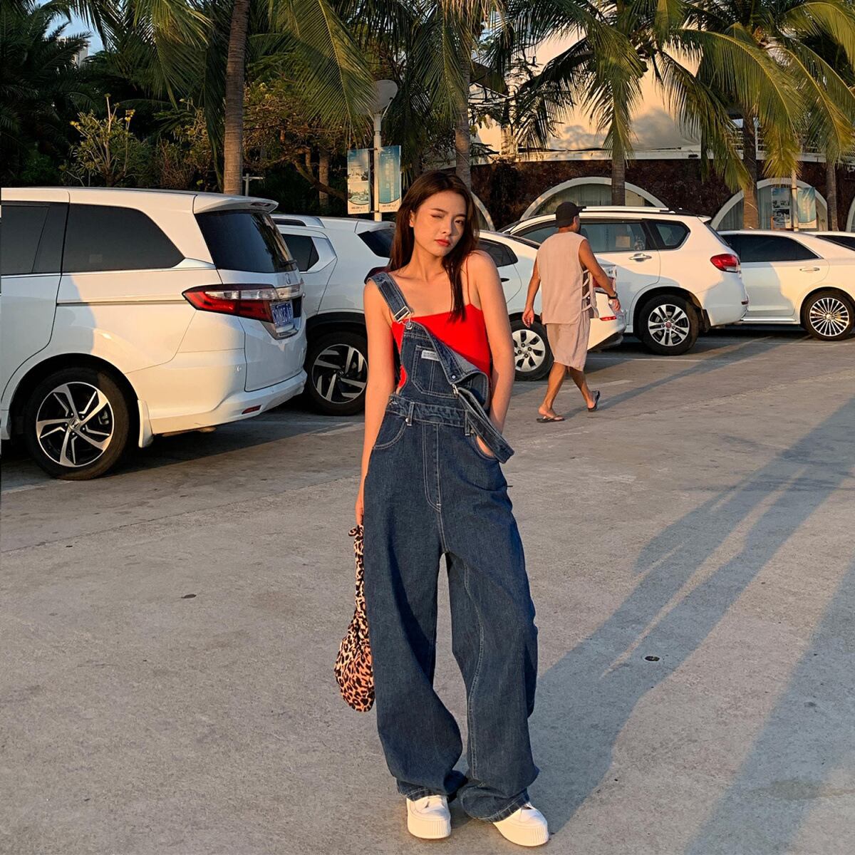 【新作】【送料無料】 プラスサイズのファットガールブルーハイウエストデニムオーバーオール女性の秋の新2023ルーズでスリムなストレートワイドレッグパンツ 0381494315741