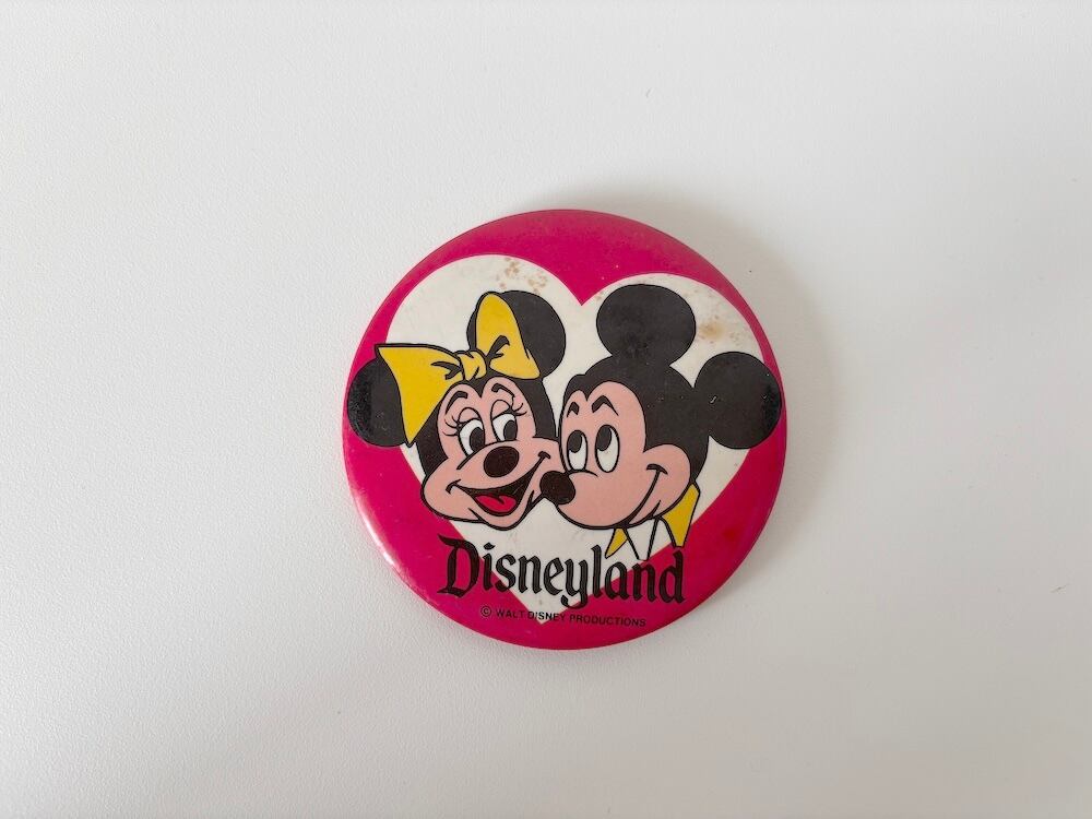 ミッキーとミニーの大きめ缶バッチ / Large Mickey and Minnie pin badge