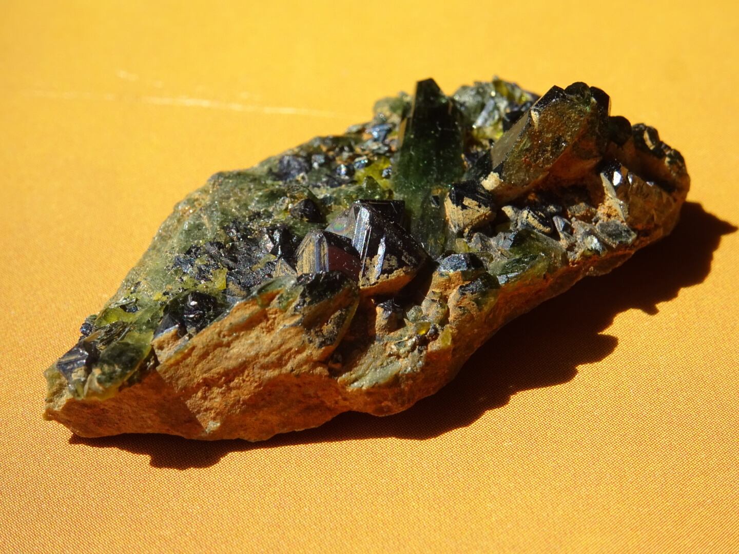 アフガニスタン産エピドート＆マグネタイト | 虹石屋