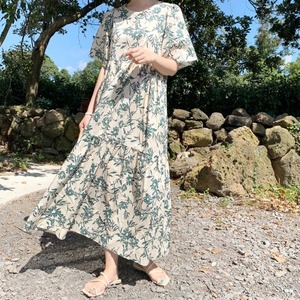 花柄ワンピース レディース 送料無料 2色 ティアードワンピース ドレス フレアワンピース フラワープリント クルーネック パフスリーブ ひざ下 ミモレ 半袖 ボリューム袖 ハイウエスト エレガント 大人可愛い きれいめ ナチュラル 華やか 上品 レトロ キュート ガーリー 花柄 小花柄 フラワー ボタニカル ボヘミアン プリント 体型カバー 二の腕カバー モテ 高見え インスタ映え 春夏 秋冬 大人 おしゃれ デイリー お呼ばれ お出かけ デート 通勤 通学 旅行 パーティー 二次会 トレンド