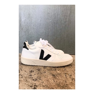 VEJA1631-0004-White/Black V-10