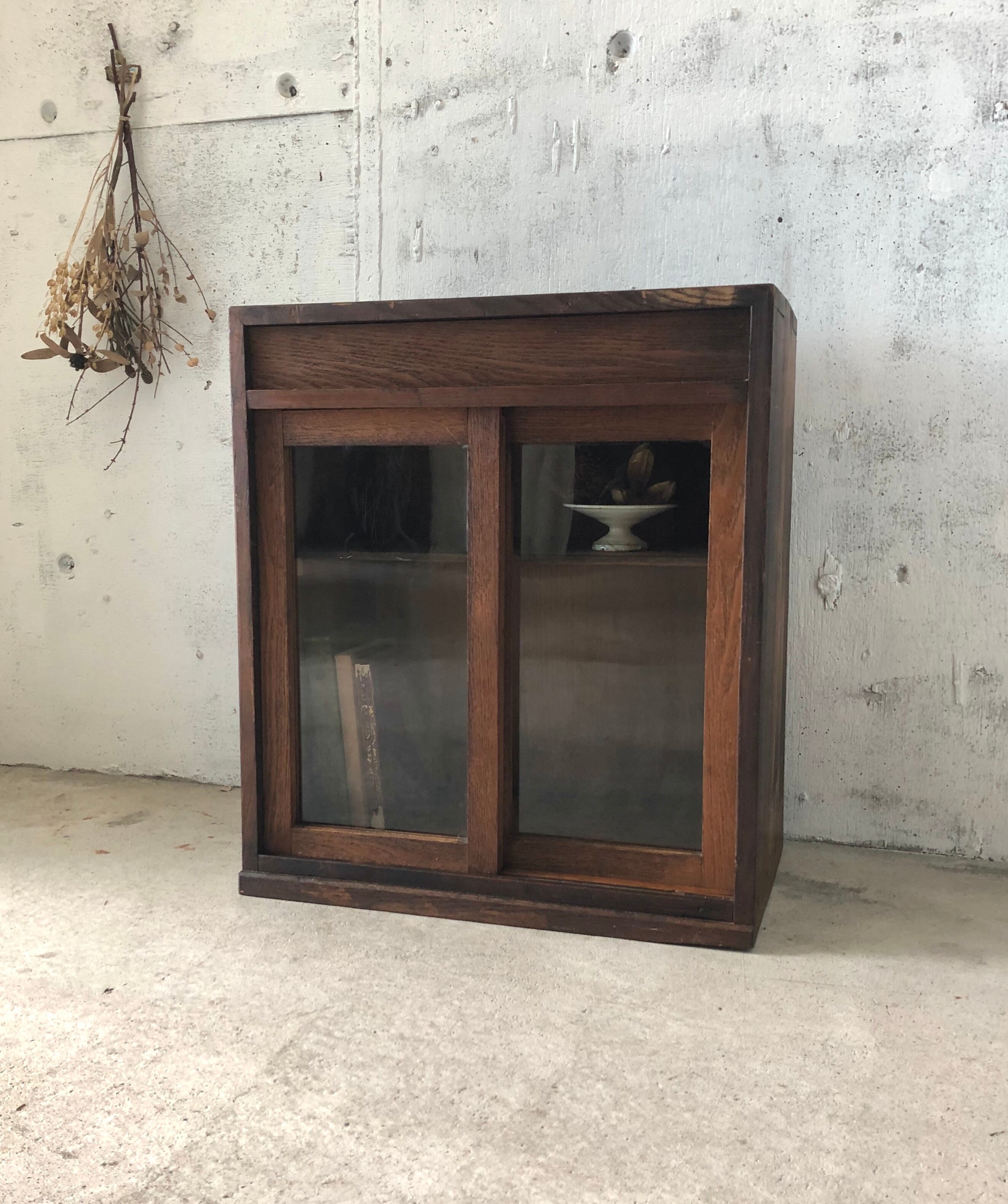 ガラス引戸の収納棚