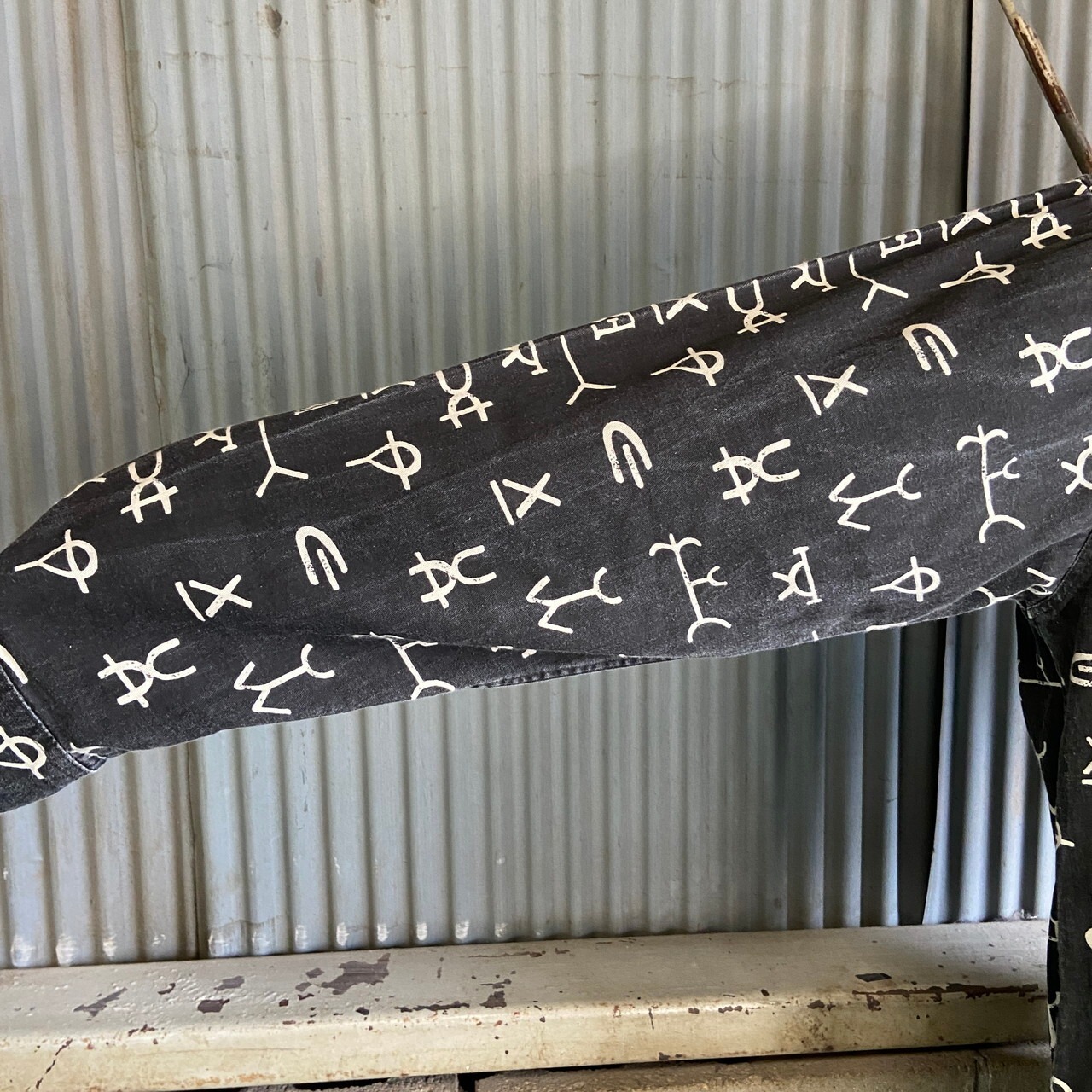 90年代 BARN FLY 長袖 象形文字風 総柄シャツ メンズXL相当 古着 