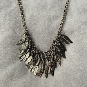 Feather motif necklace