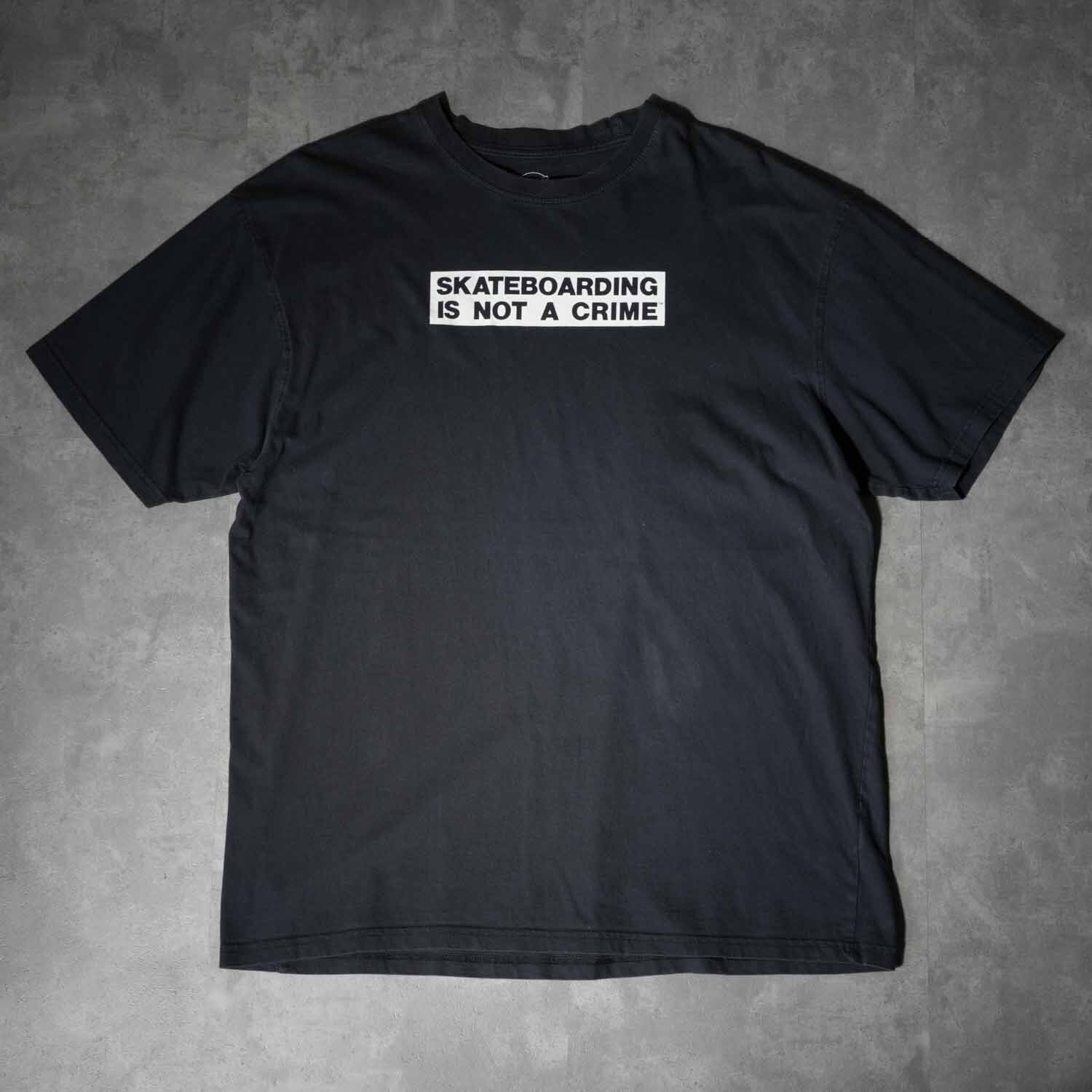 SANTA CRUZ “SKATEBOARDING IS NOT A CRIME” Box Logo Tee / Lサイズ