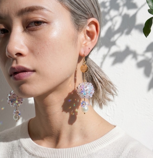 光を纏う、プリズムフラワーのオーロラドロップピアス