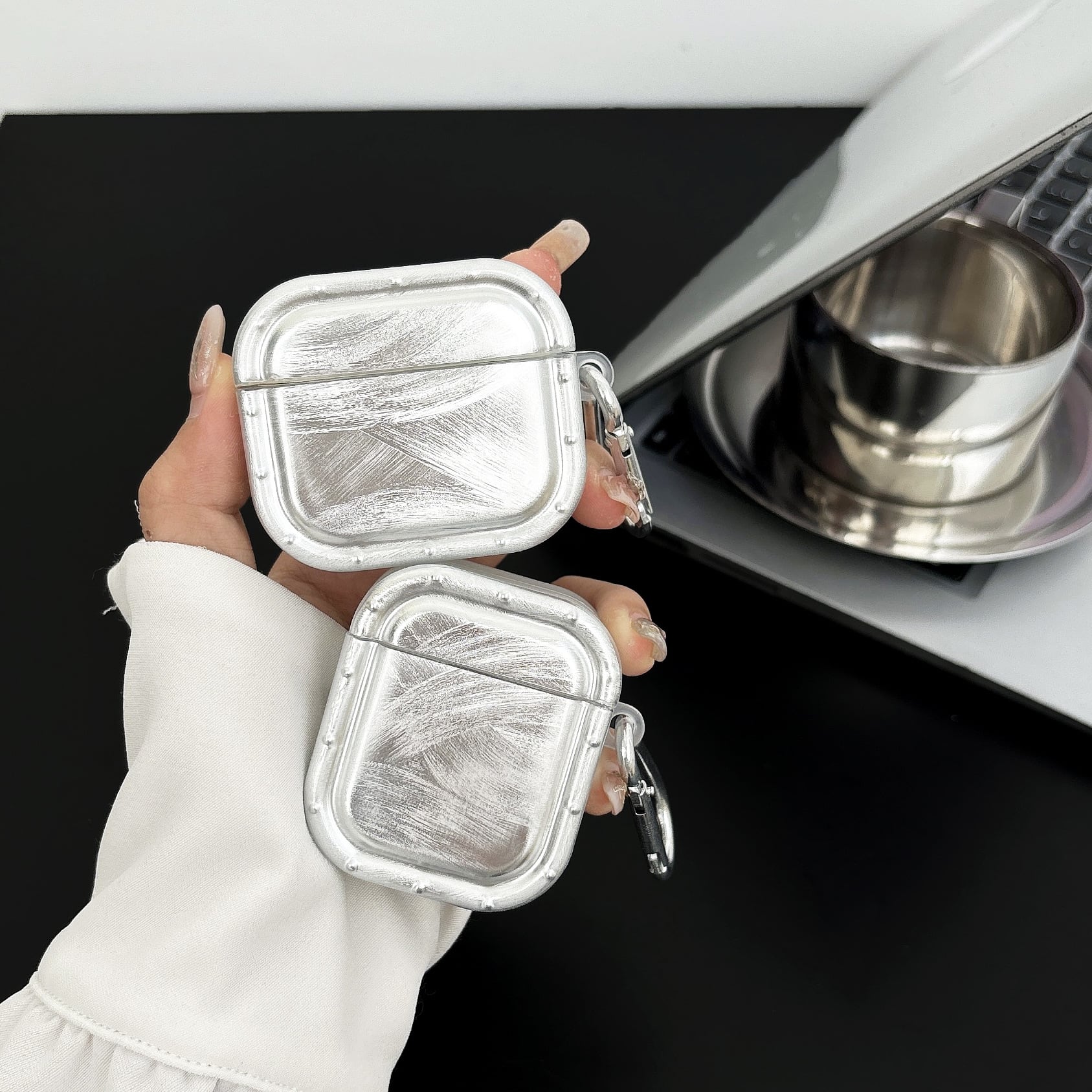 シルバー ワイヤレスイヤホン ケース f13928bd3531b614c83f2f7af847c6