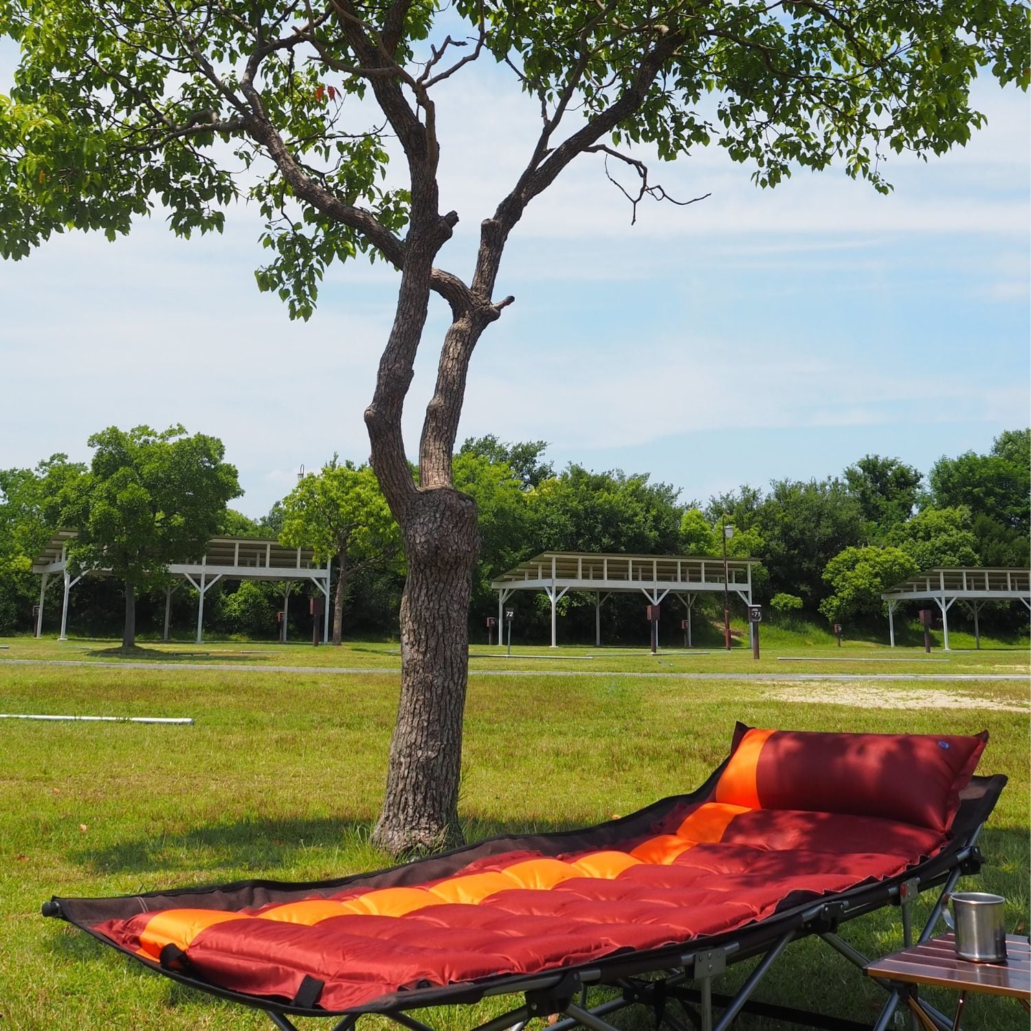 ノーブランド インフレーターマット エアーマット 約65㎝(幅)x192㎝(長さ)x5㎝(厚み)1人用【ブラウン&イエロー】キャンプマット キャンプ用品 キャンプギア