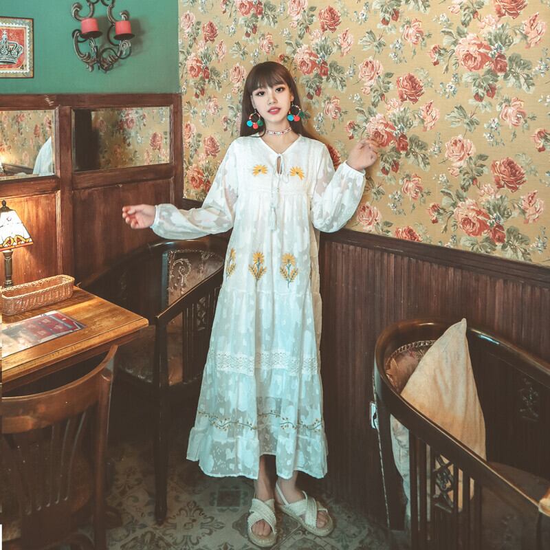 秋の旅行ホリデーレトロウェアホワイトロングスカートヘビー刺繡花長袖ルーズエスニックスタイルドレス 延命家ファッション67026127603