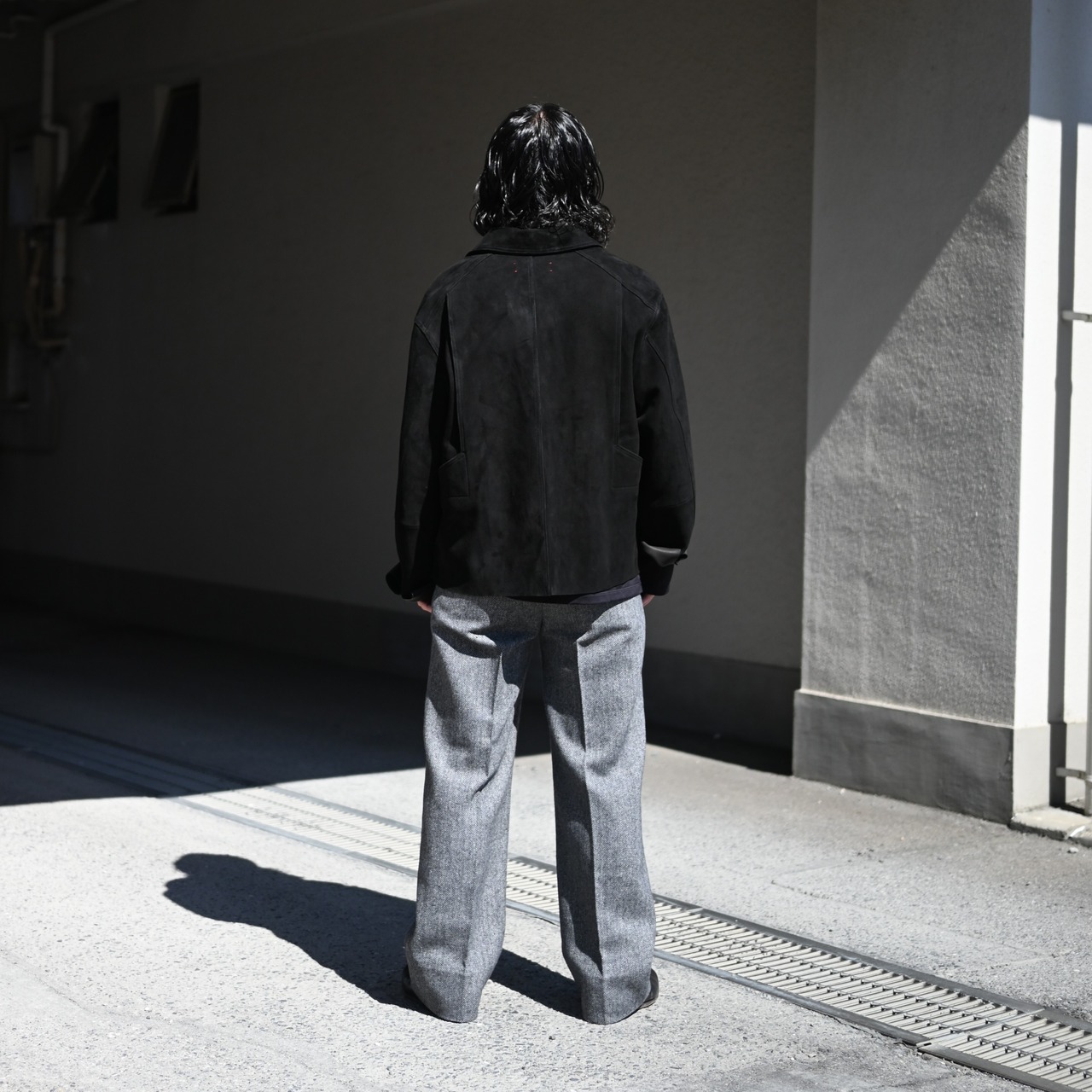 INTERIM / INDIA WOOL CLASSIC HERRINGBONE WITH LEATHER PIPING 2-TUCK STRAIGHT SLACKS