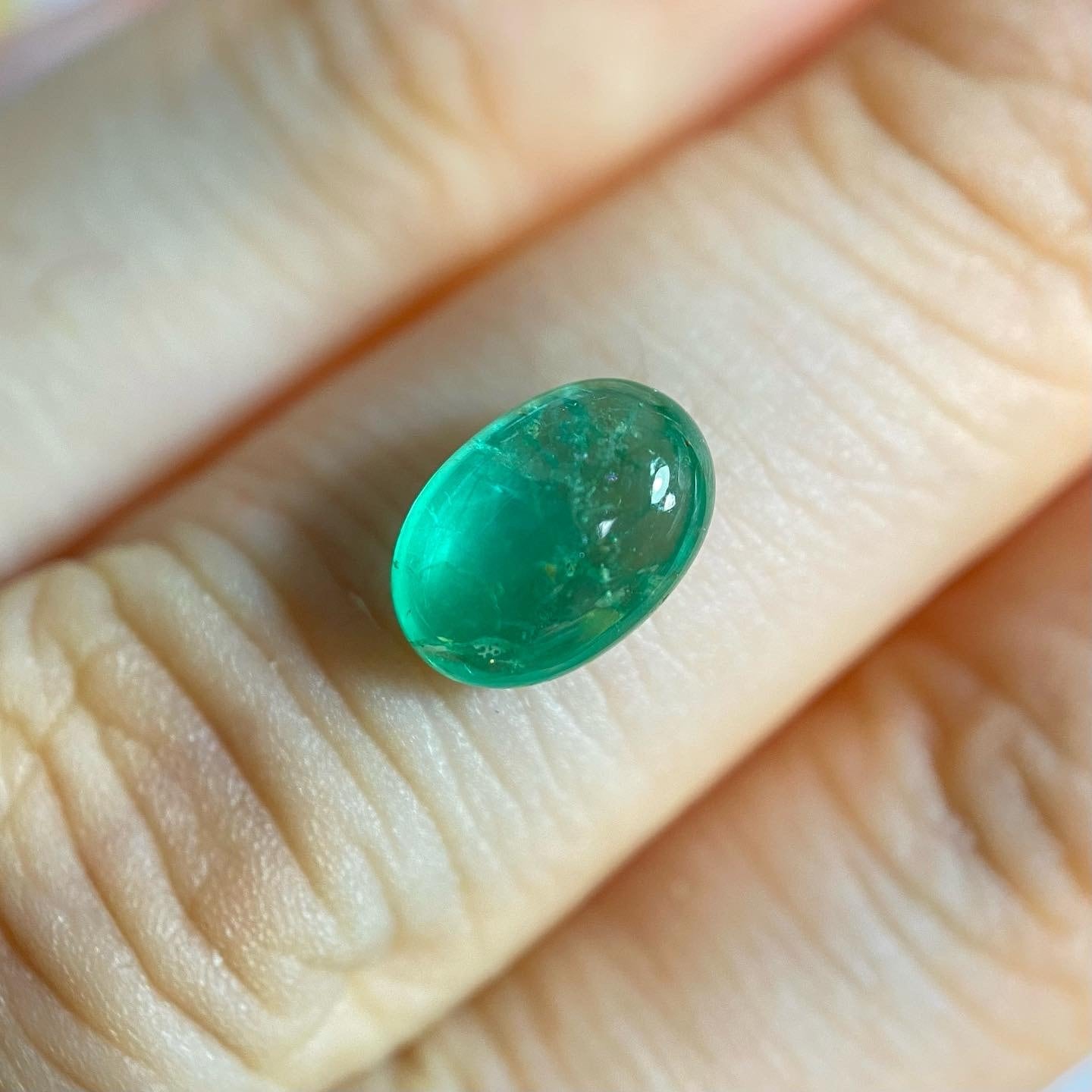 ラグーンを覗き込んだようなエメラルド