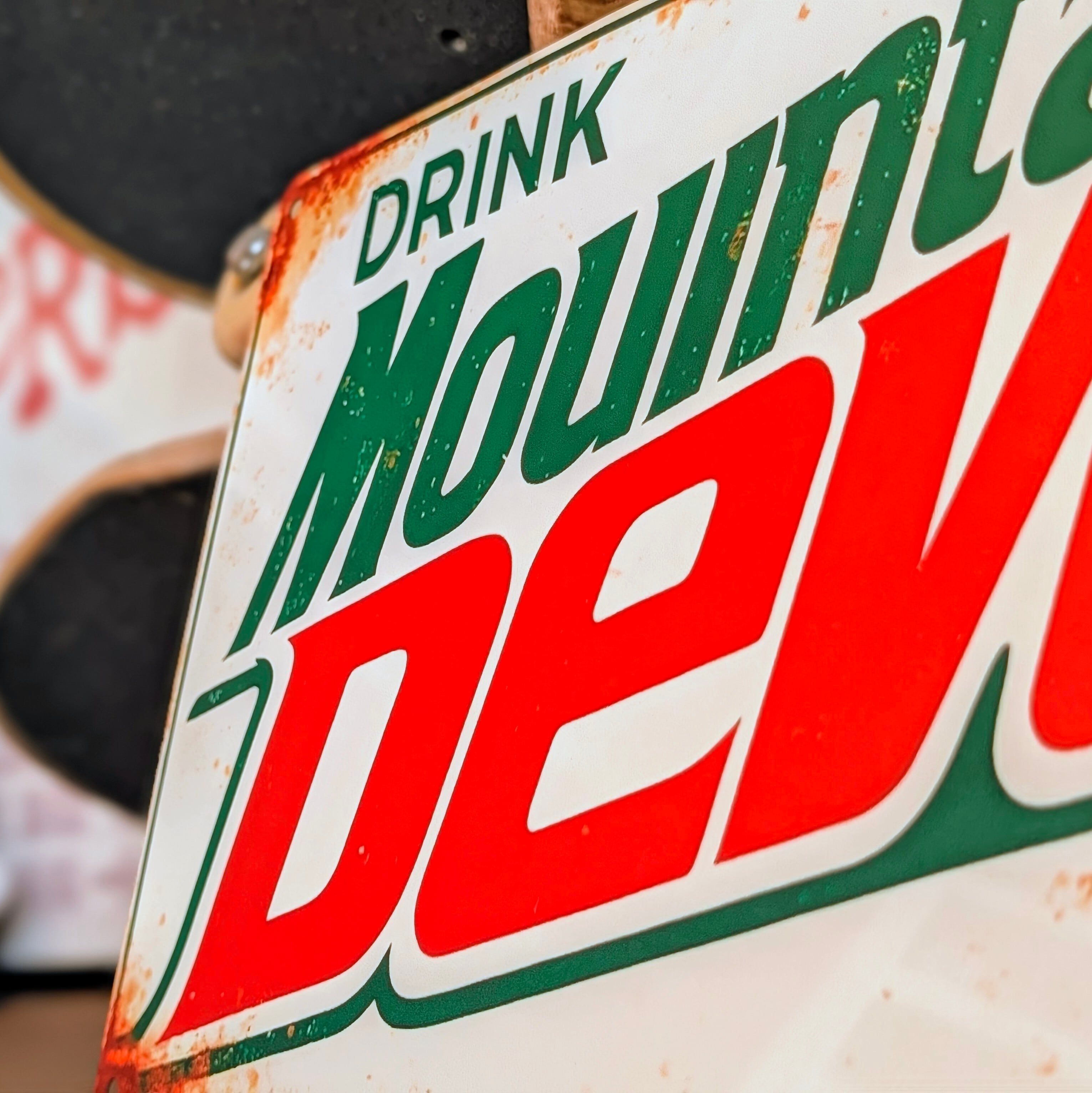 送料無料!ちょうどいいブリキ看板【 Mountain Dew ( マウンテンデュー ) 】 METAL SIGN / メタルサイン / ブリキ看板 / サインボード / ビンテージ加工〚アメリカン雑貨 アメトイ〛