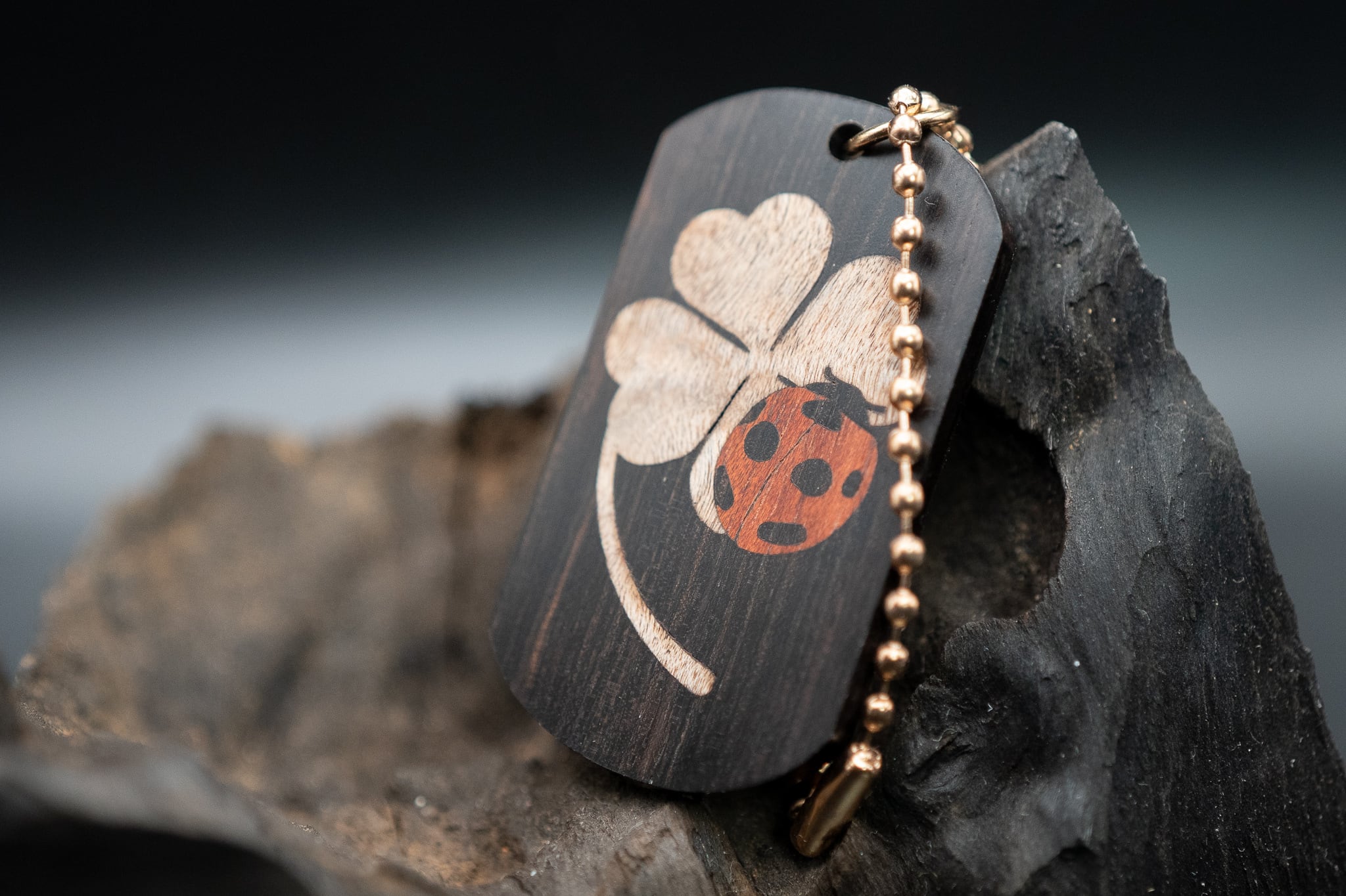 【芳醇な艶と響き】 グラナディラ ドッグタグ 象嵌 幸運を運ぶナナホシテントウ