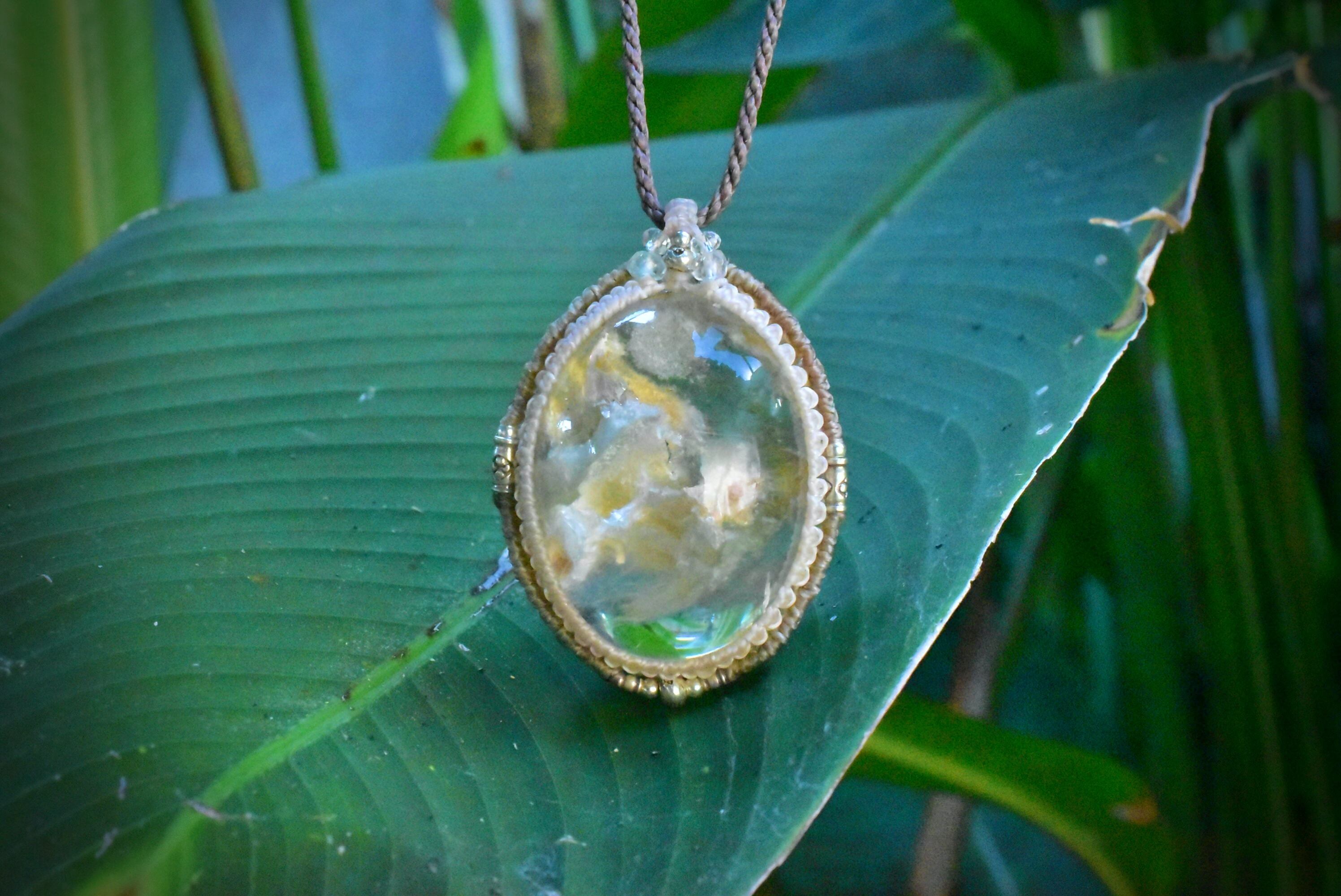 虹入りツヤツヤ！「ホワイトガーデンクォーツ 」マクラメ編みネックレス 