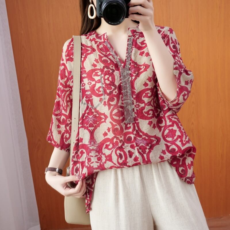 トップス レディース シャツ L XL 2XL 3XL 袖あり Vネック プリント エスニック カジュアル こなれ感 ゆったり 体型カバー ゆる ふんわり感 グレー レッド ブルー 抜け感 赤 青 半端袖 20代 30代 40代 通勤 通学 オフィス お出かけ 春 夏 大人可愛い きれいめ カジュアル 大人 上品 おしゃれ お洒落 大人女子 主役級 存在感 フェミニン OL 学生 デート 女子会 着回し 普段使い 韓国 韓国系 送料無料 ファッション コーデ スタイル トレンド 流行 ルーズ レトロ