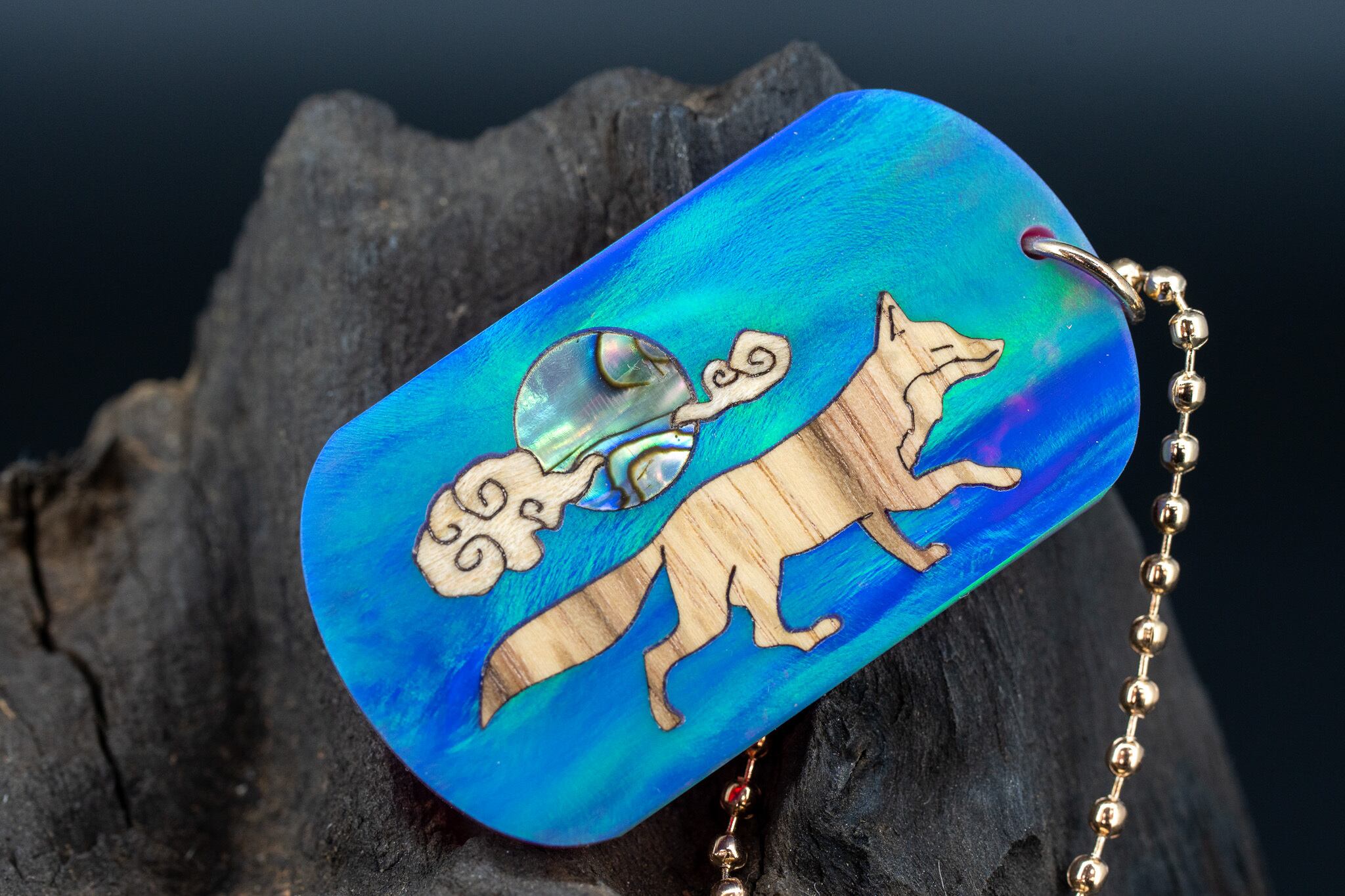 【科学技術と芸術の宝石】 ハイブリッドオパール ドッグタグ 象嵌 十五夜きつね