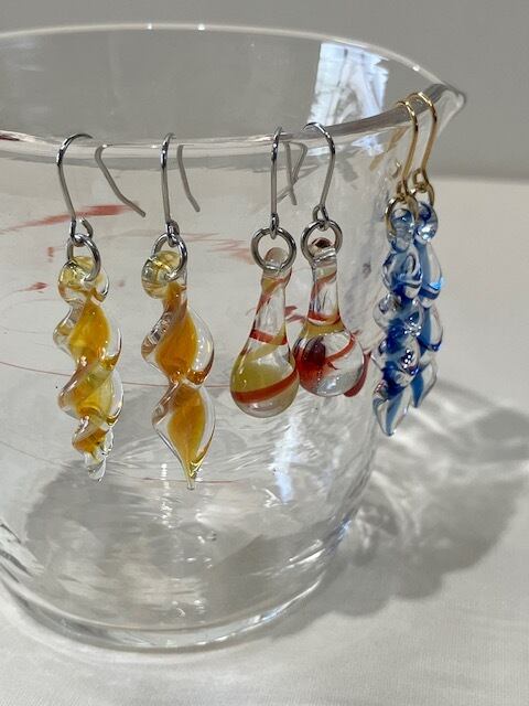 京都・佳耀工房|ボロシリケイトガラスのピアス「ブルー・イエロー&レッド・イエローゴールド」(送料無料)タイプA 夏にぴったり ガラスアクセサリー
