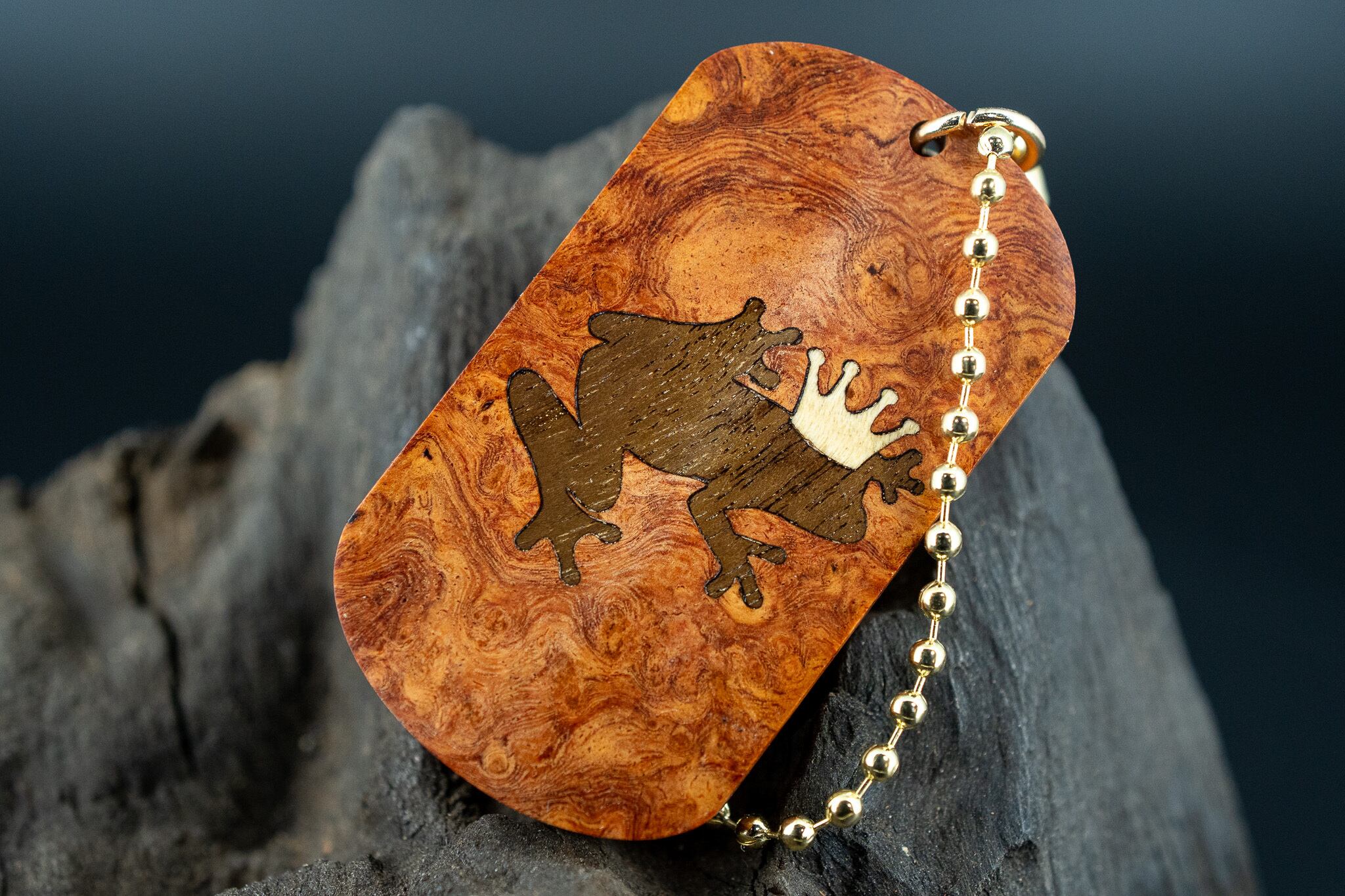 【朱色の銘木】 本花梨瘤 ドッグタグ 象嵌 カエルの王様