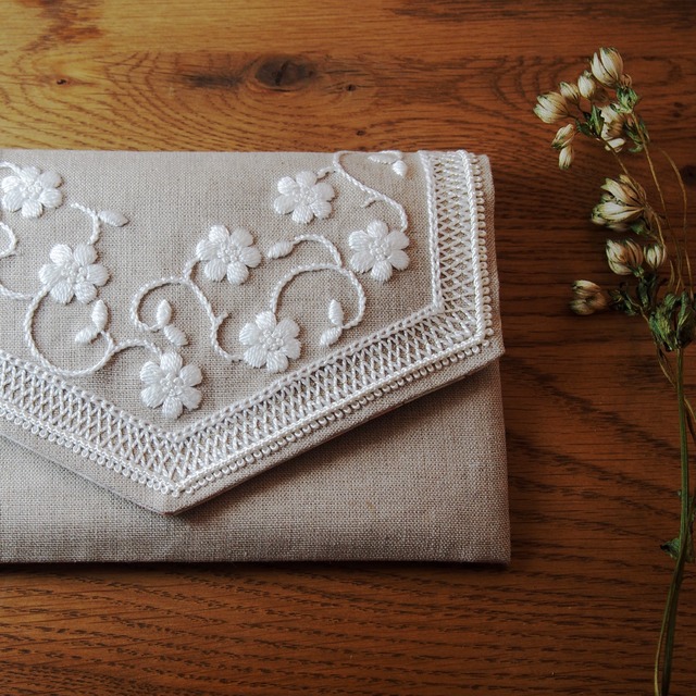 刺繍のキット　白い花のポーチ(大きめ)