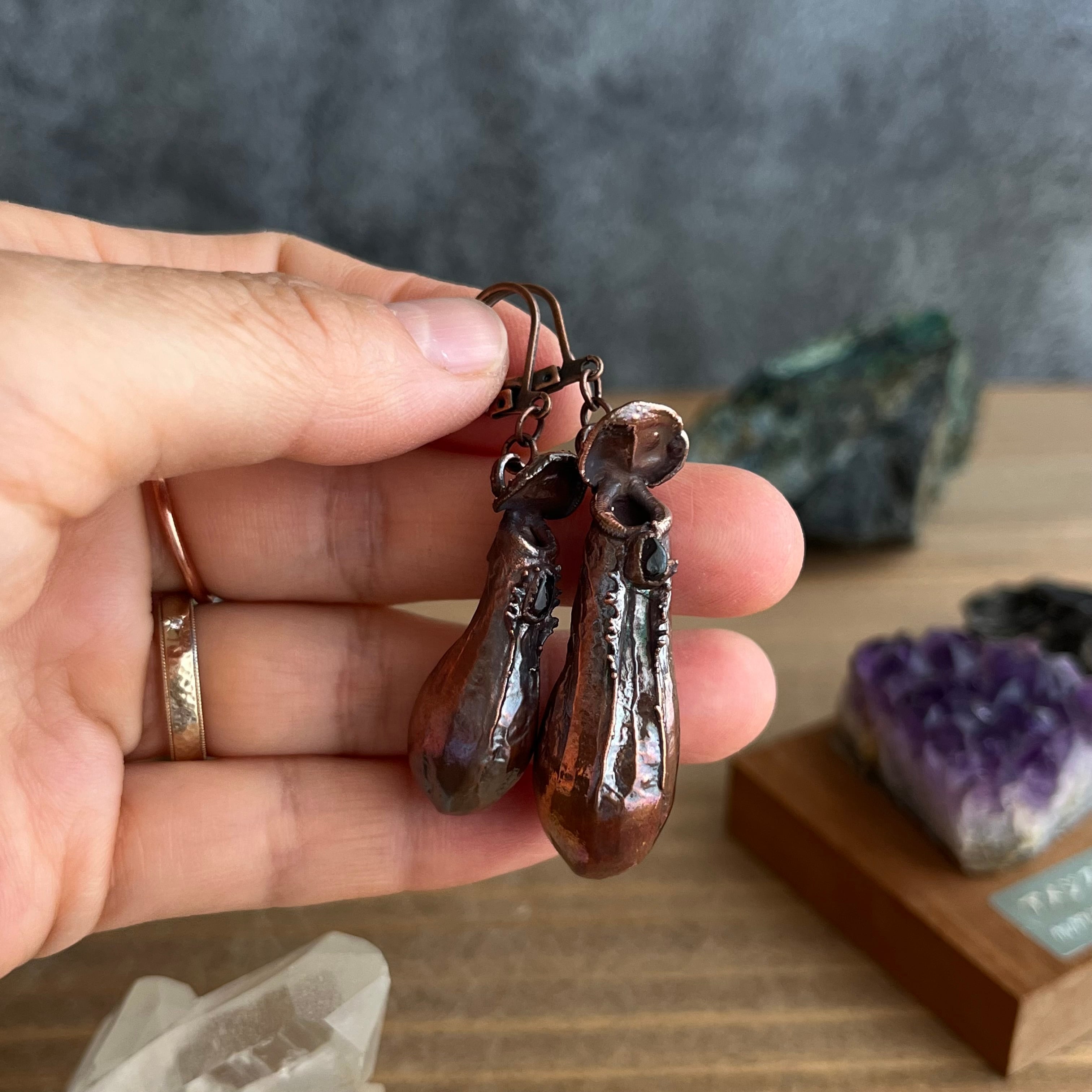 宝石の蜜をこぼすウツボカズラのピアス36（N.alata×ガーネット