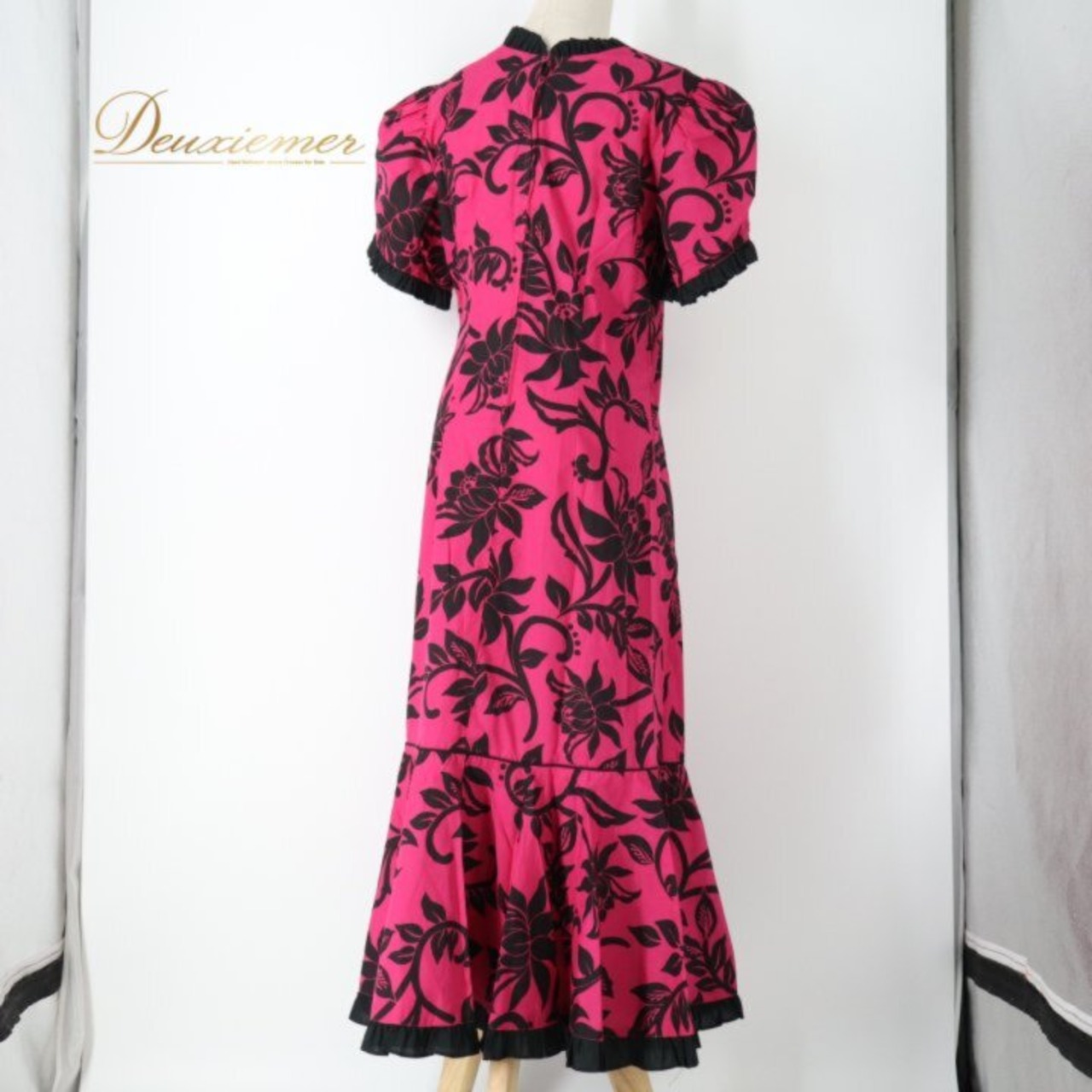 フラダンス 衣装 ワンピース ドレス ピンク系 HiloHattie ハワイ製 ハワイアンプリント アロハ フラ ダンス レッスン 練習 半袖 フリル ピンク 黒 ハワイアンダンス レディース 華やか 鮮やか かわいい おしゃれ フラワンピース ロングワンピース ミディ丈 フレアワンピース ティアード ルーラースカート 裾フリル パウスカート風 ハワイアン 黒系 ブラック系 花柄 ボタニカル柄 植物柄 葉っぱ柄 フローラル柄 ファスナー 背面ファスナー 練習用 レッスン用 発表会 衣裳 個性的 派手 綺麗