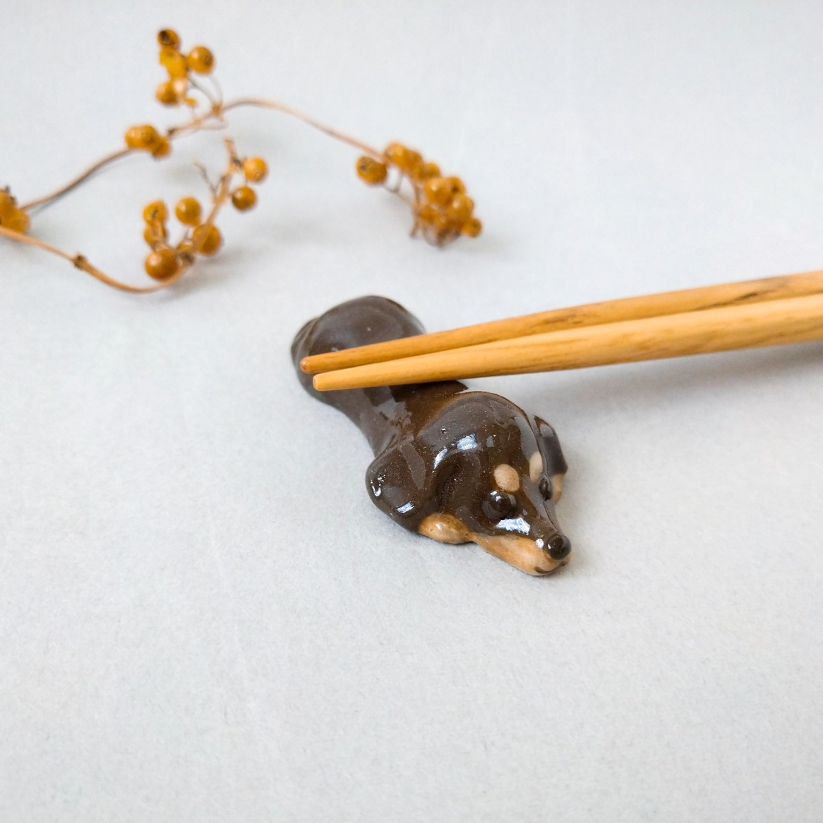 ダックス犬の箸置き（チョコタン）伏せ | 陶器のことり