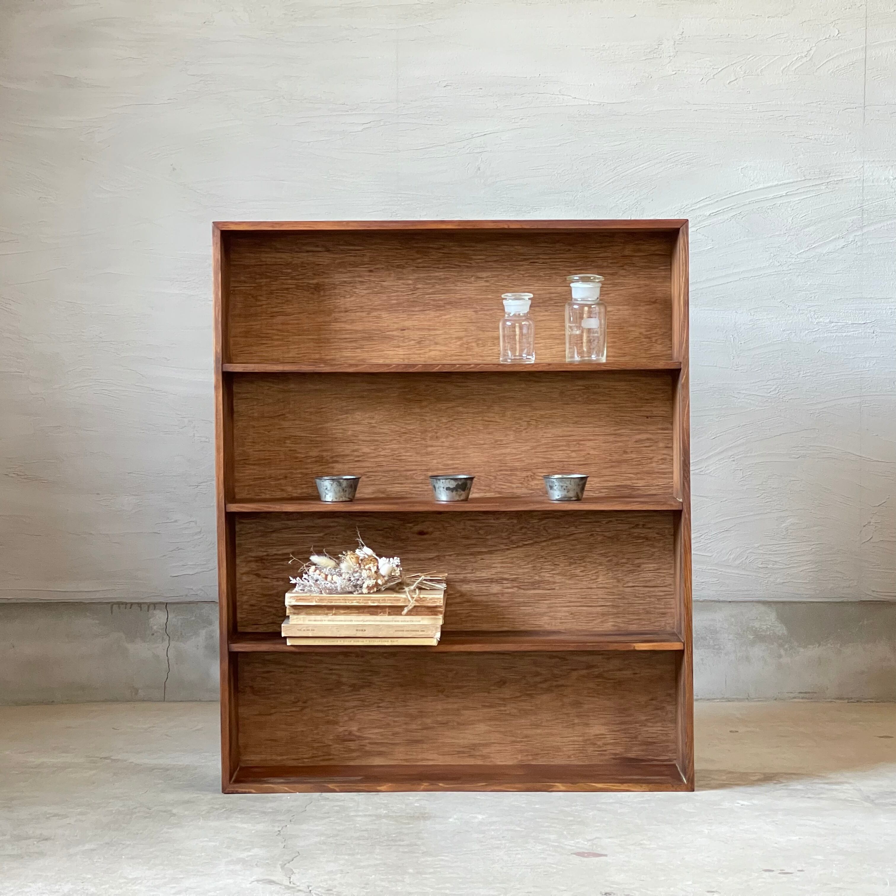 4段のブックシェルフ