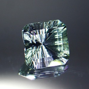 【Radiant Kiriko Cut®︎】移ろう色彩、瞬間の美 1.2ct 天然バイカラーゾイサイト