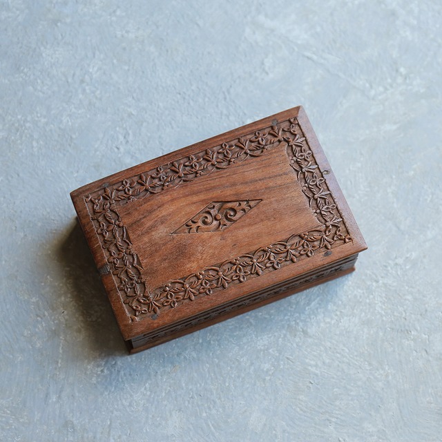 美しい模様の木彫りの箱 15