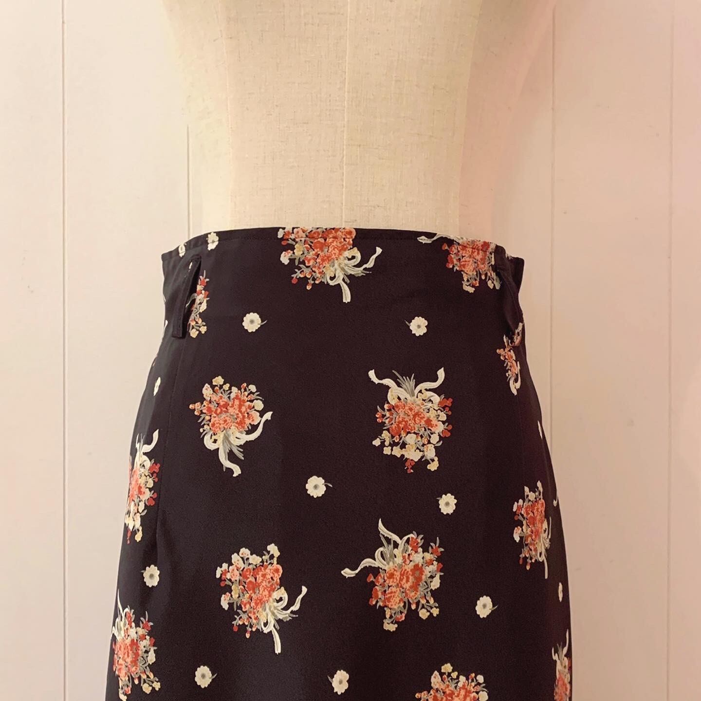 flower basket black long skirt