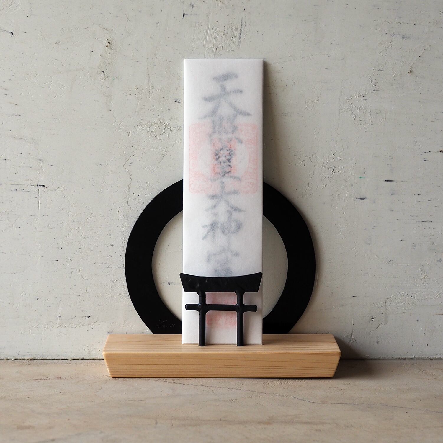 置き型］アイアンのモダン神棚（御札一枚）鉄の輪 + 鍛鉄の鳥居 × 国産