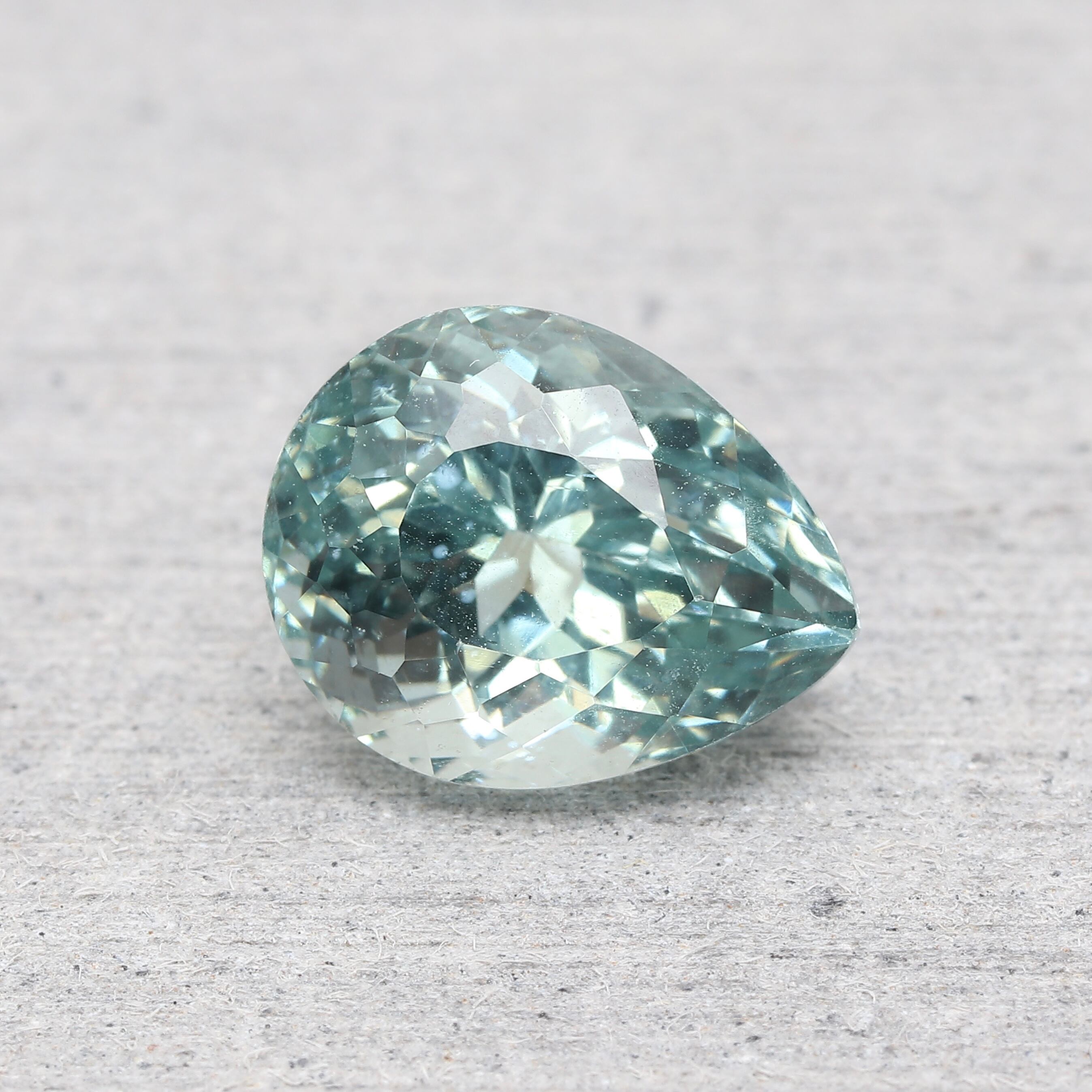 アパタイト 2.41ct ペアシェイプ | 色石堂 アパタイト 2.41ct ペアシェイプ | 色石堂
