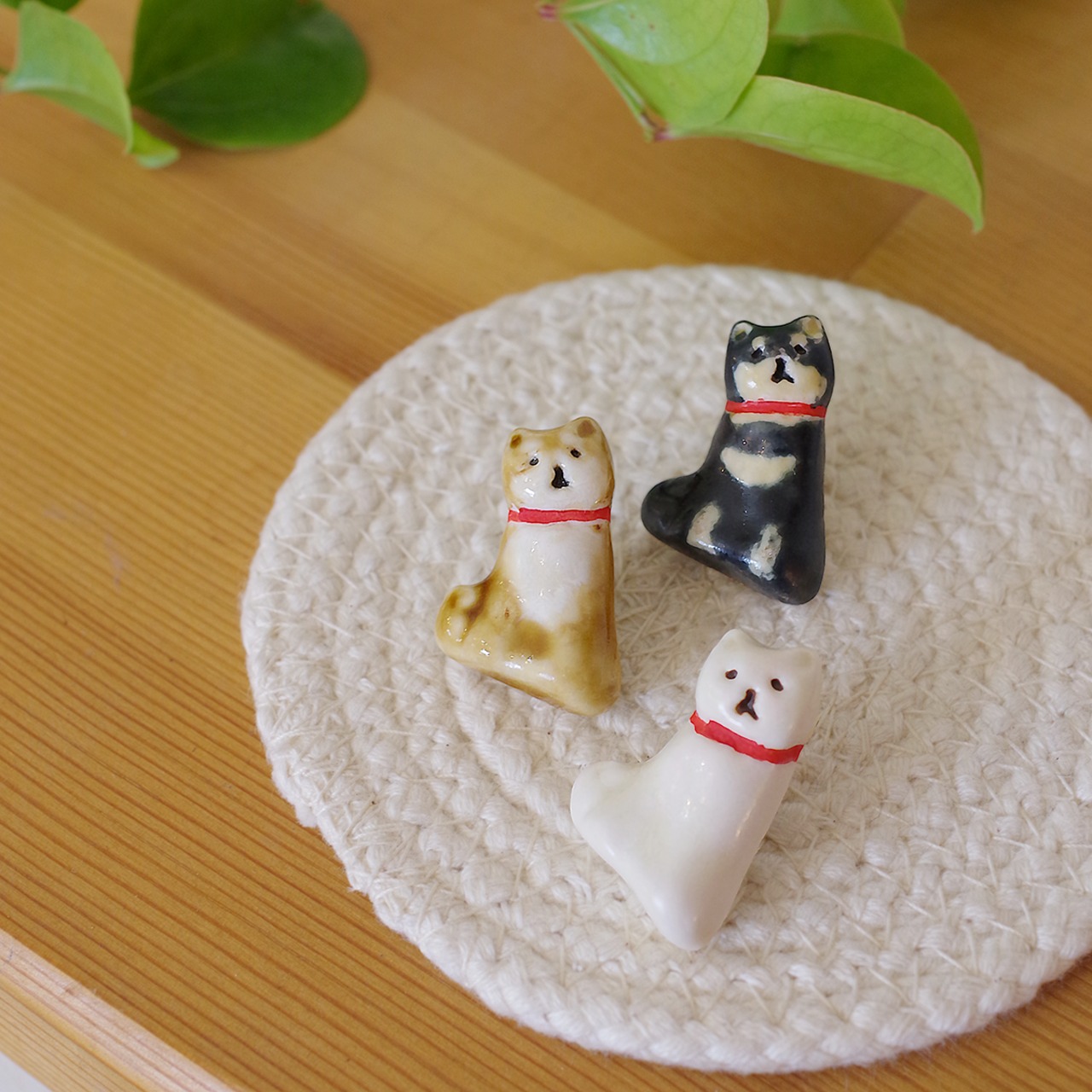 赤い首輪の柴　ピンバッチ
